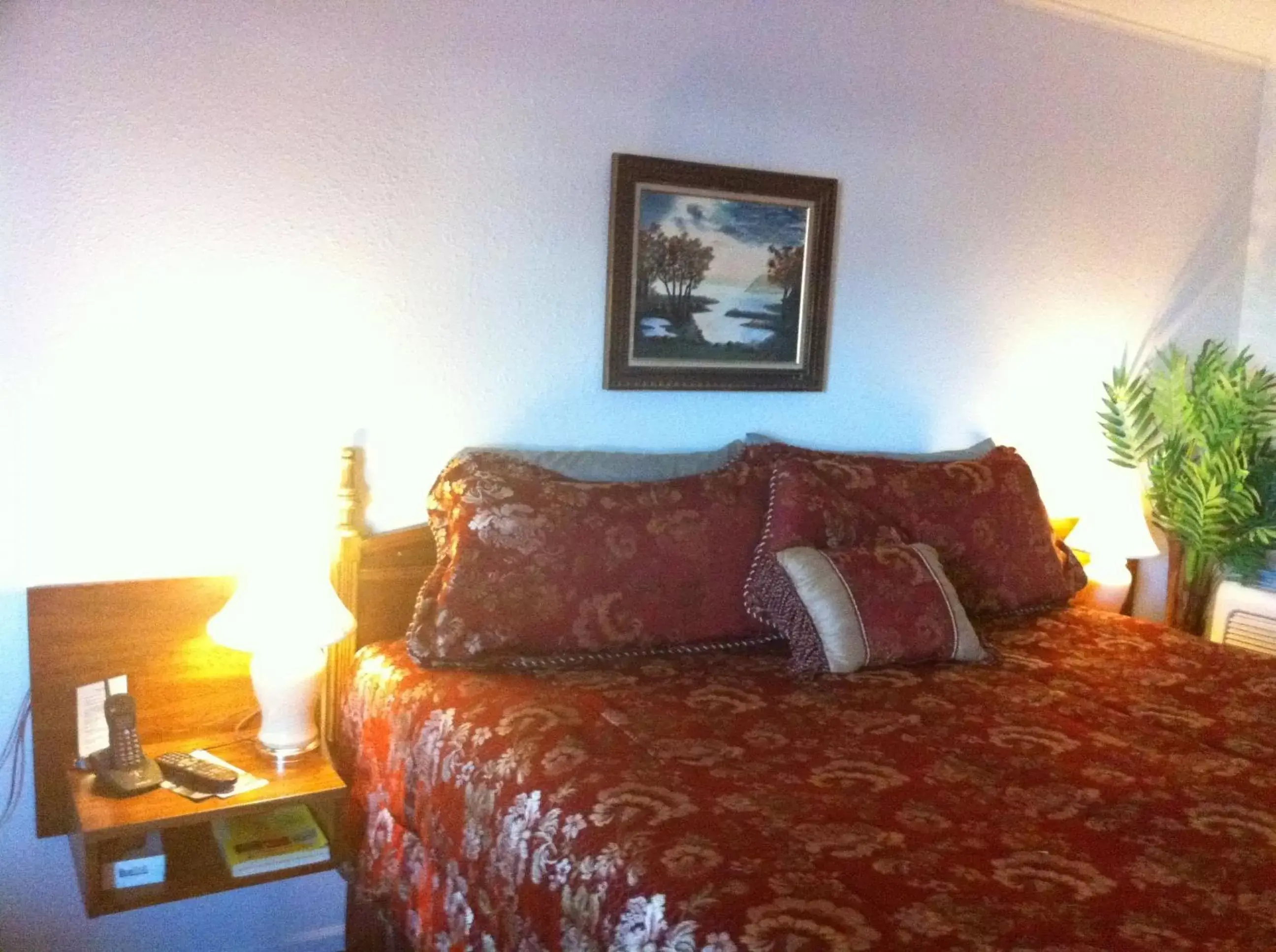 Photo of the whole room, Bed in Rustic Motel Rolla