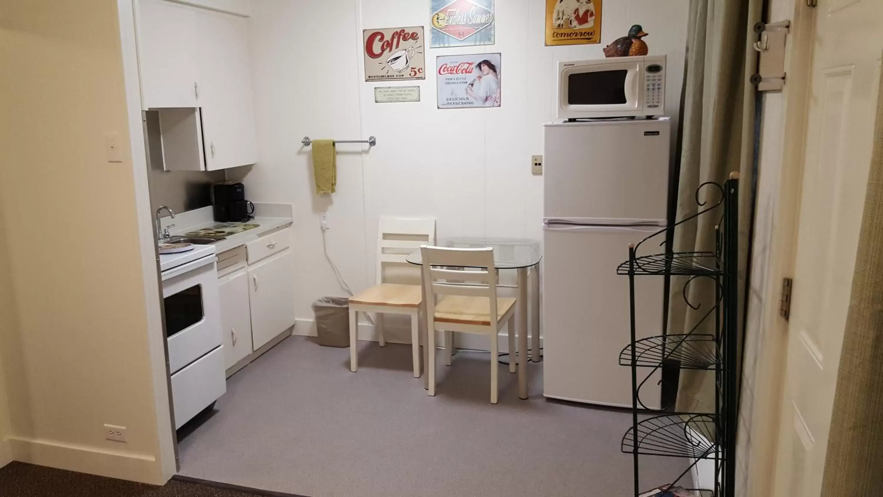 Kitchen/Kitchenette in Creston Valley Motel