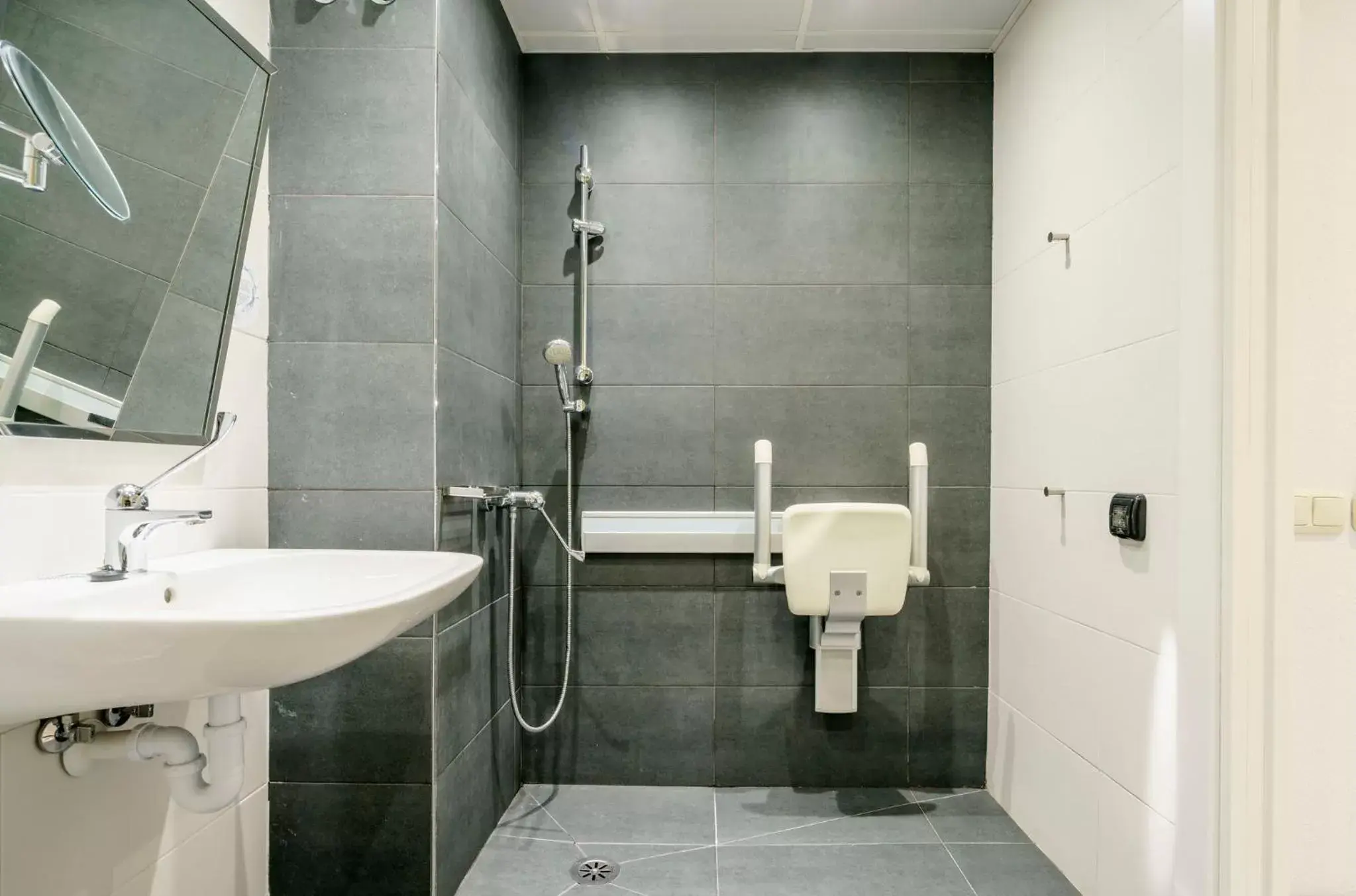 Bathroom in Hotel Ilunion Bilbao
