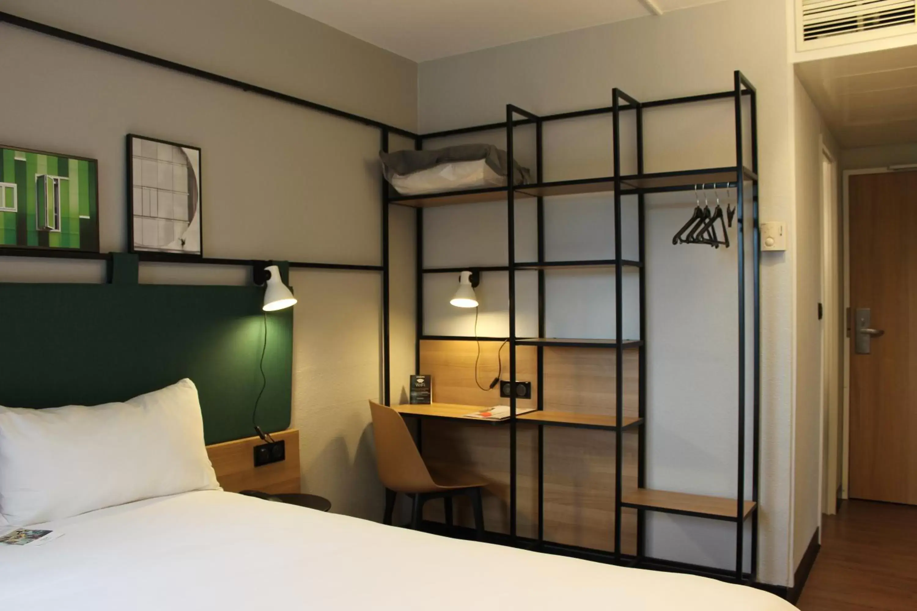 Bedroom, Bed in Ibis Évry-Courcouronnes