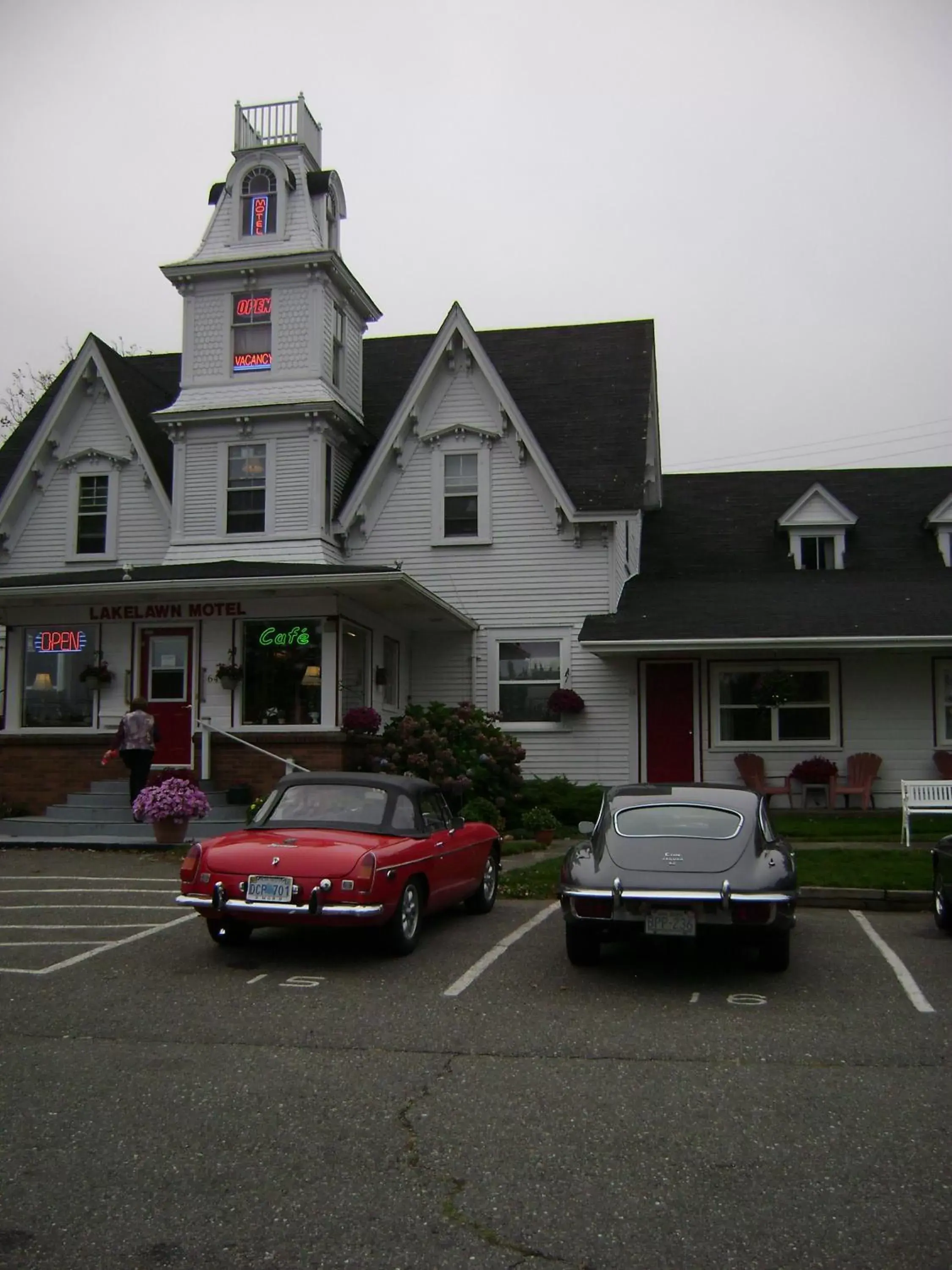 Property Building in Lakelawn B&B and Motel