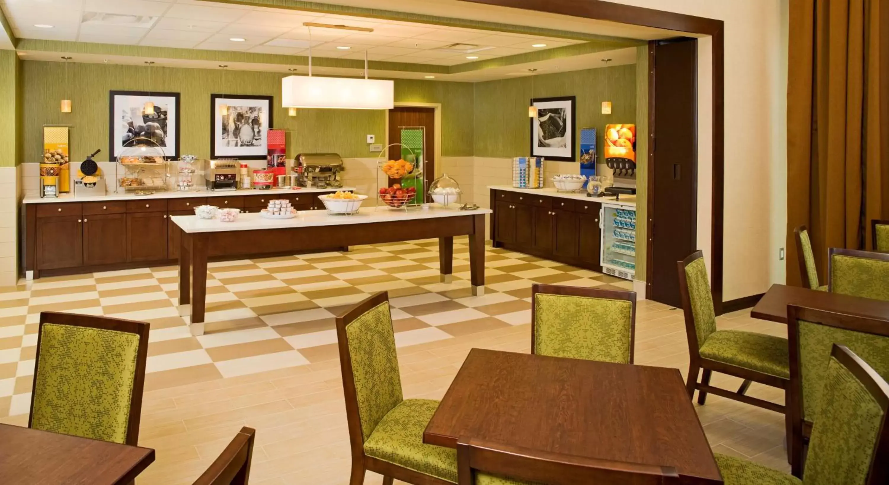 Dining area, Restaurant/Places to Eat in Hampton Inn & Suites Pittsburgh Waterfront West Homestead
