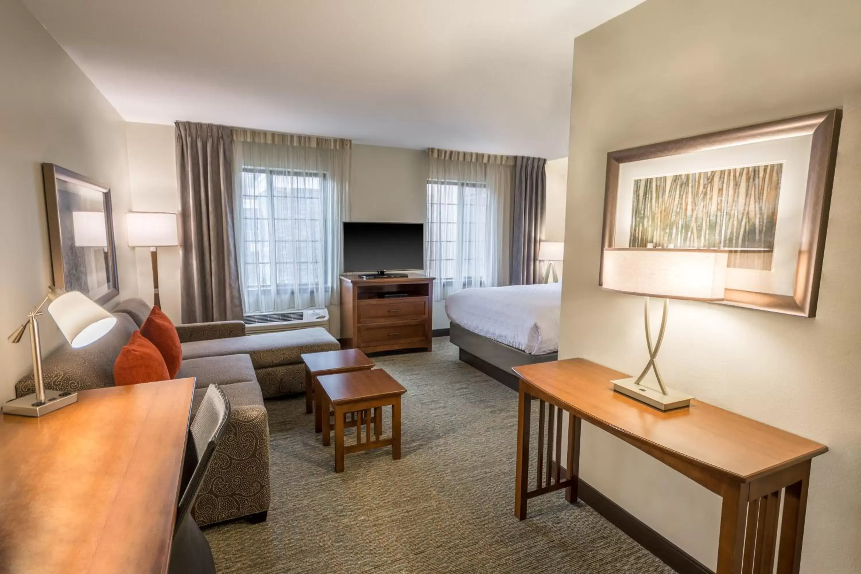 Photo of the whole room, Seating Area in Staybridge Suites - Kansas City-Independence, an IHG Hotel