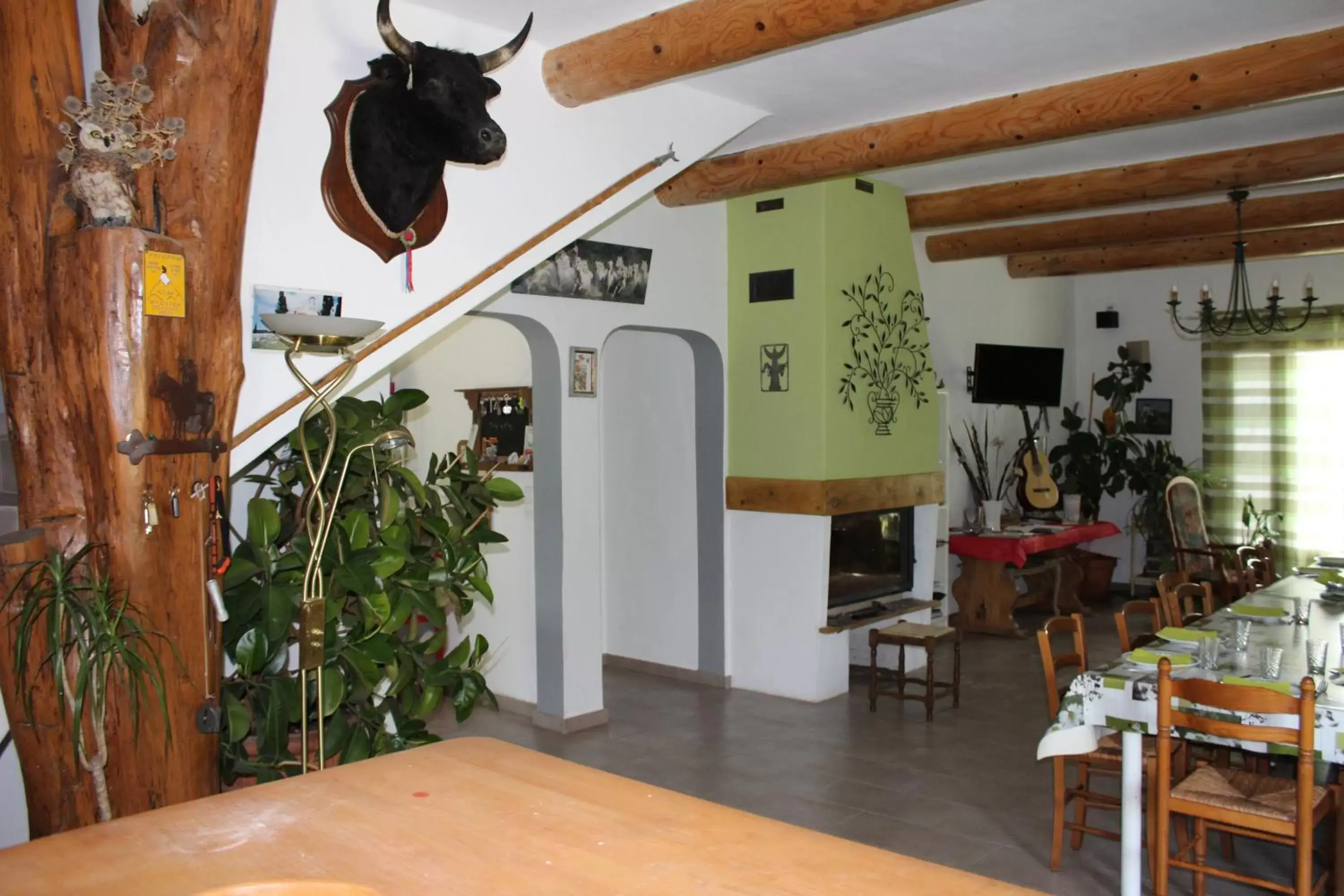 Communal lounge/ TV room in La Sarriette, Chambres d'hôtes et gîte d'étape à Eygalieres 13810
