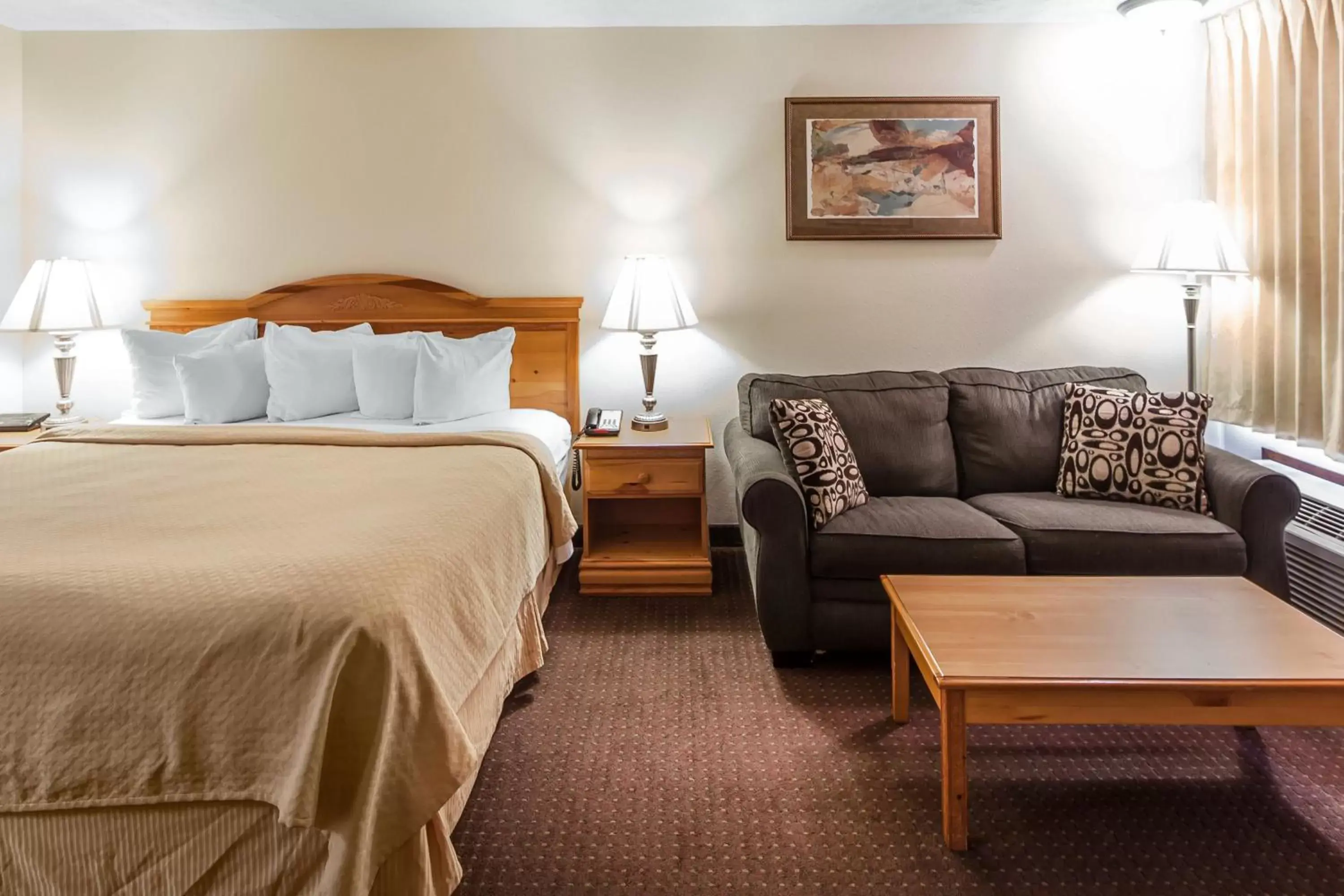 Bed in Quality Inn & Suites at Dollywood Lane