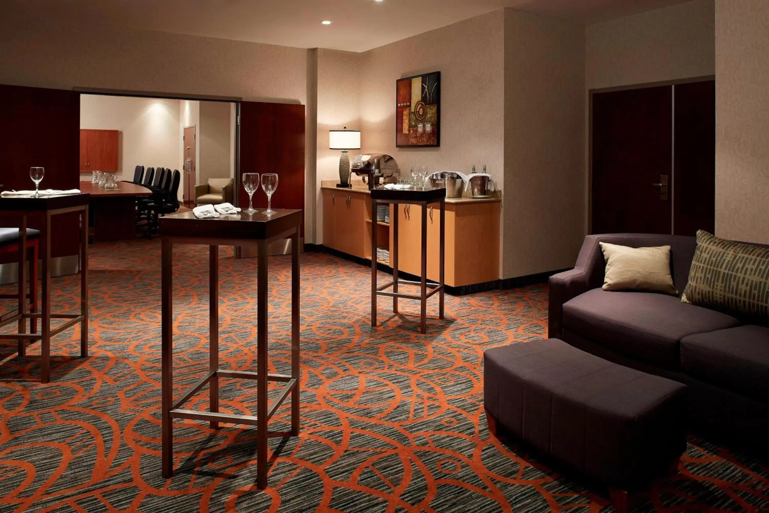 Photo of the whole room, Seating Area in Residence Inn by Marriott Montreal Airport