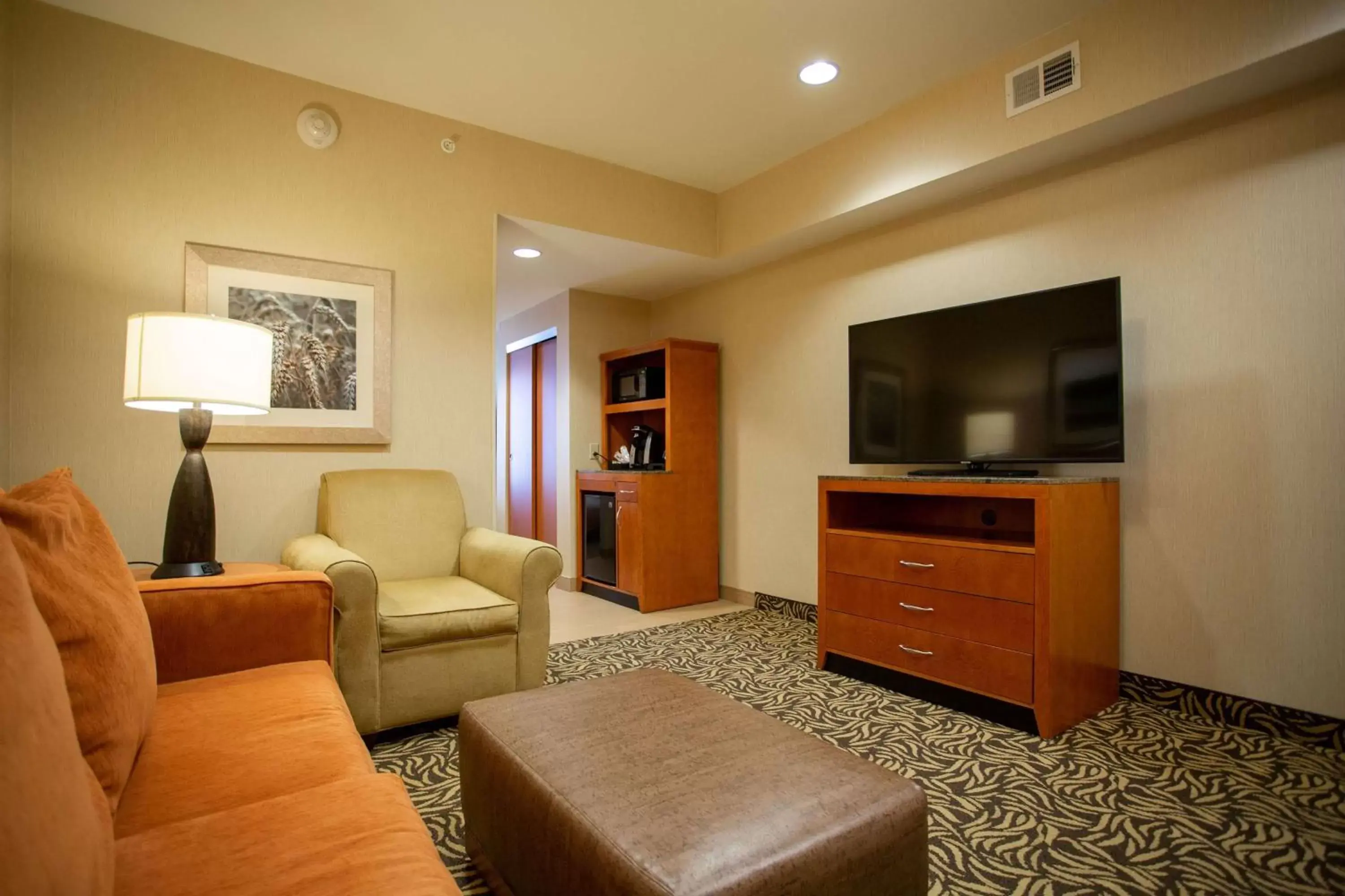 Living room, Seating Area in Hilton Garden Inn Cedar Falls Conference Center