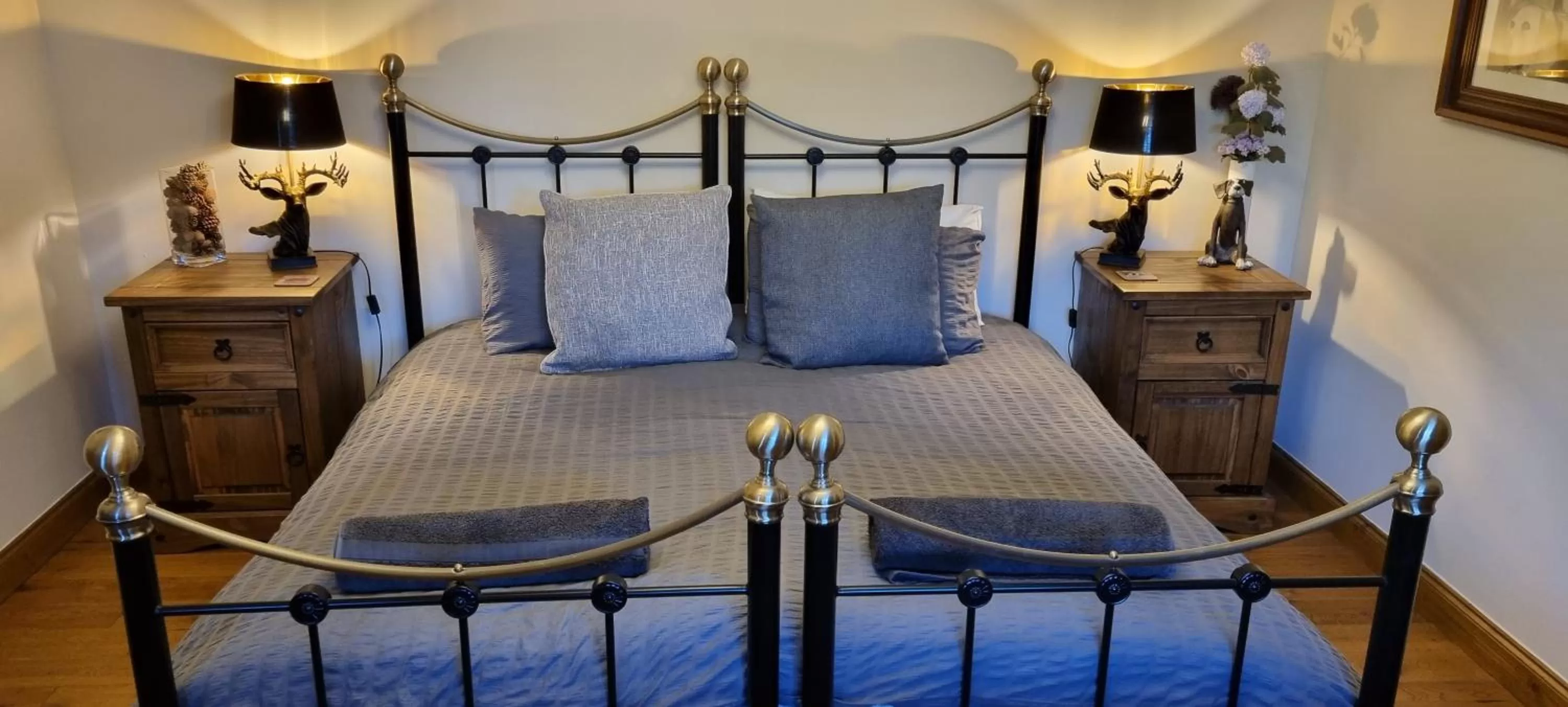 King Room with Balcony in Lyonshall Lodge