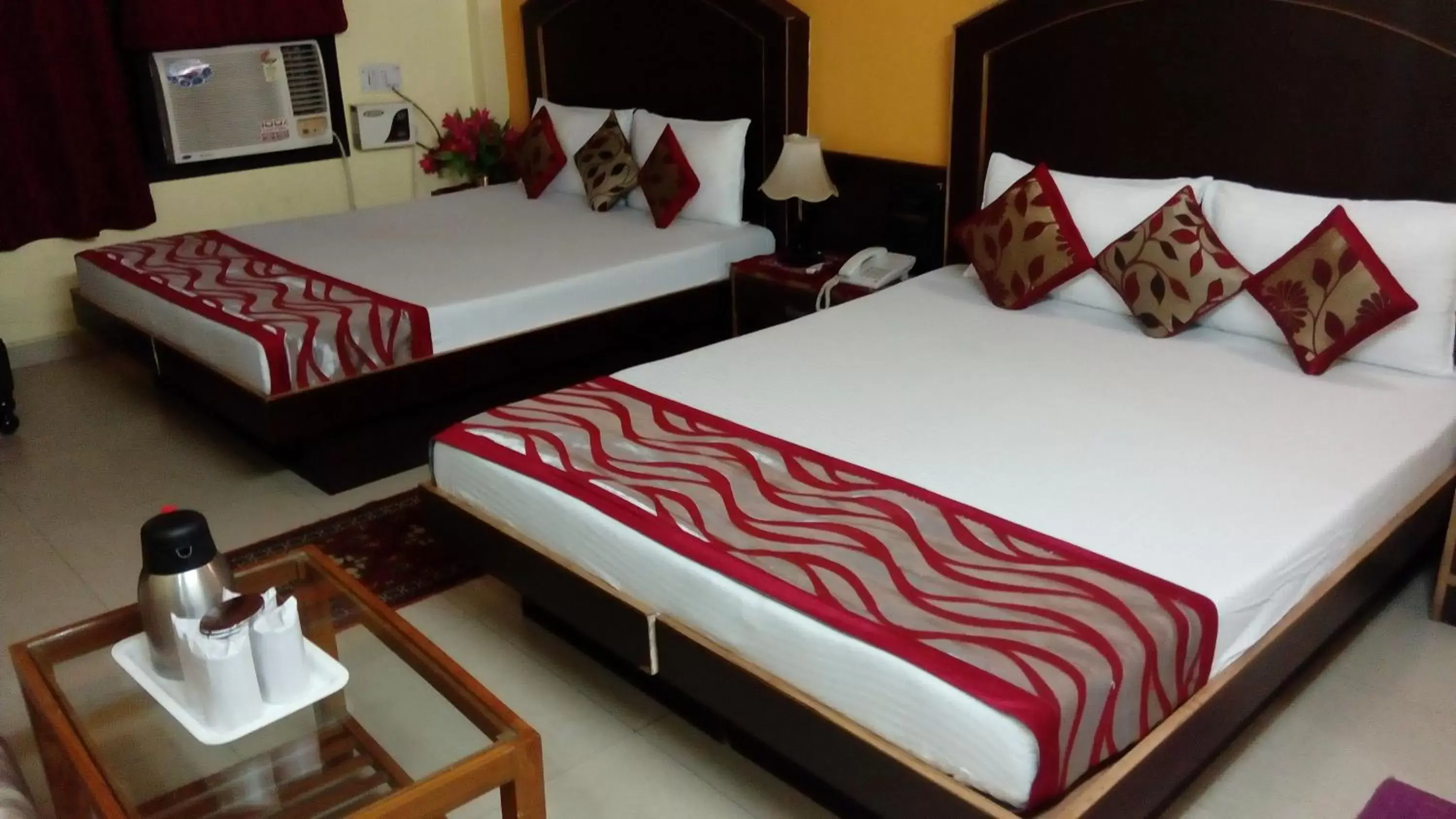 Bed in Hotel Su Shree Continental 5 Minutes Walk From New Delhi Railway Station