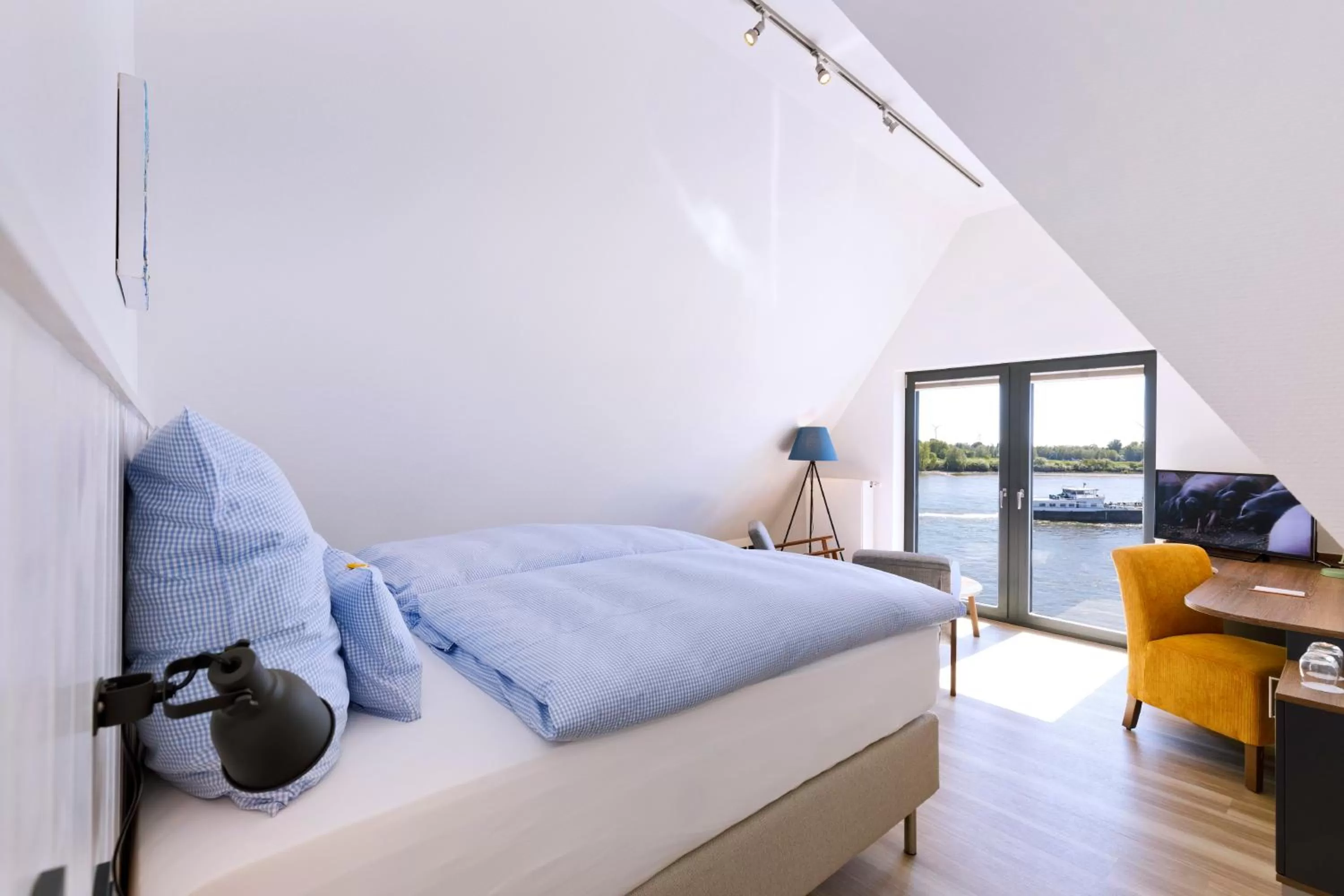 Photo of the whole room, Bed in Logierhaus RheintorEins