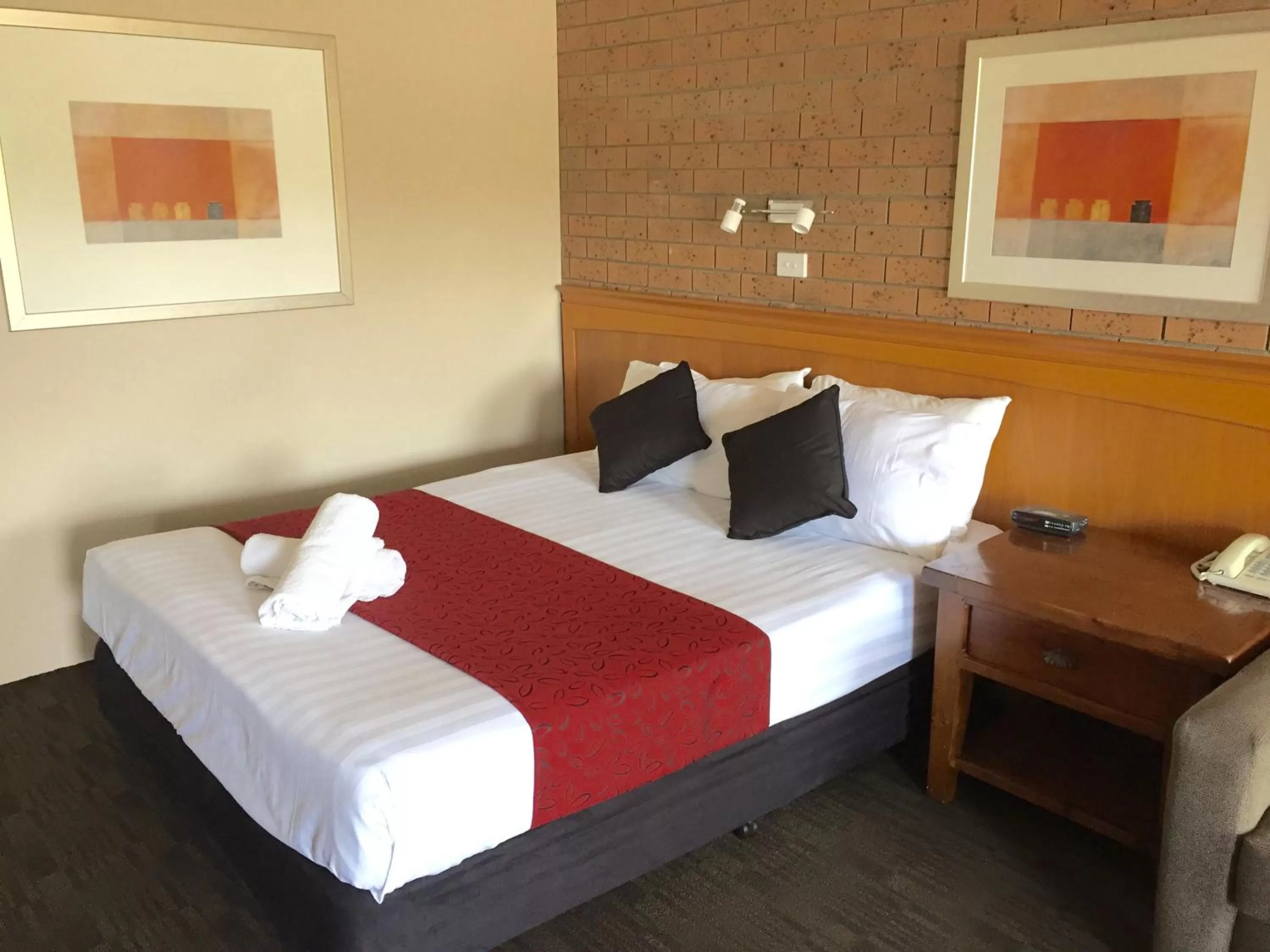 Bed in James Street Motor Inn