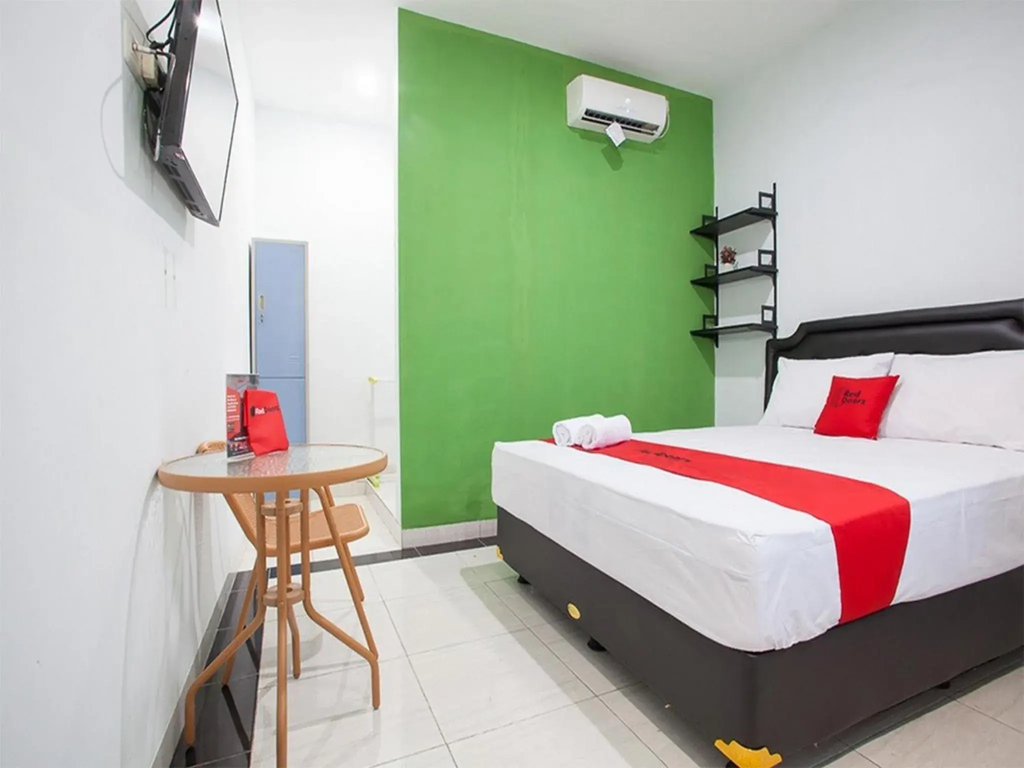 Bedroom, Bed in RedDoorz Syariah near DBL Arena 2