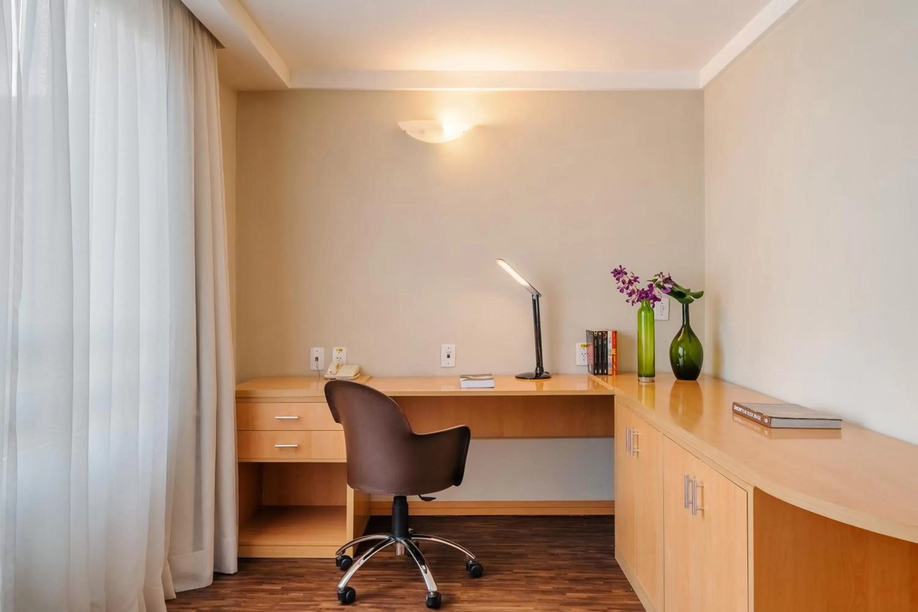 Communal lounge/ TV room in Mercure Guarulhos Aeroporto