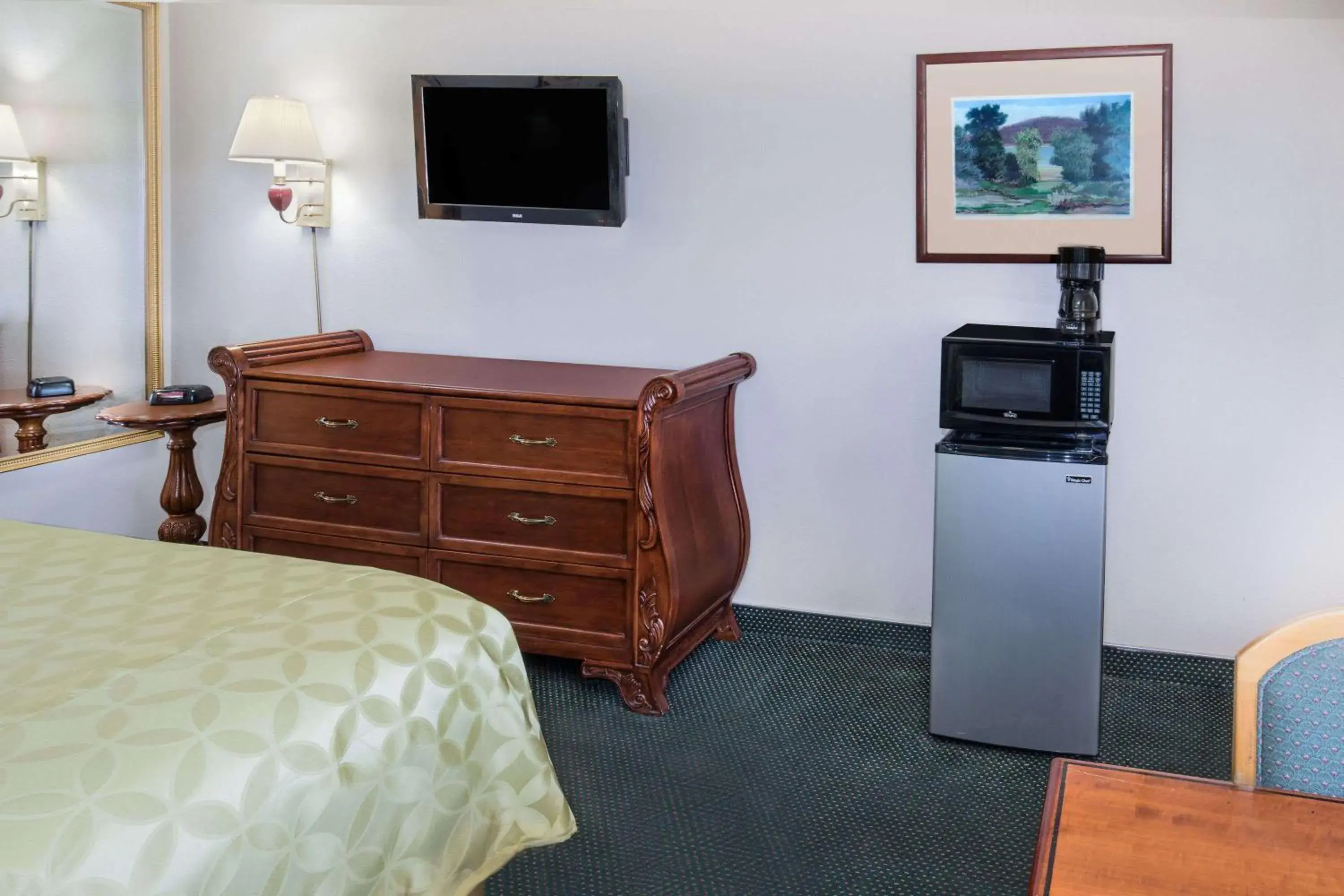 Photo of the whole room, TV/Entertainment Center in Days Inn by Wyndham Ontario Airport