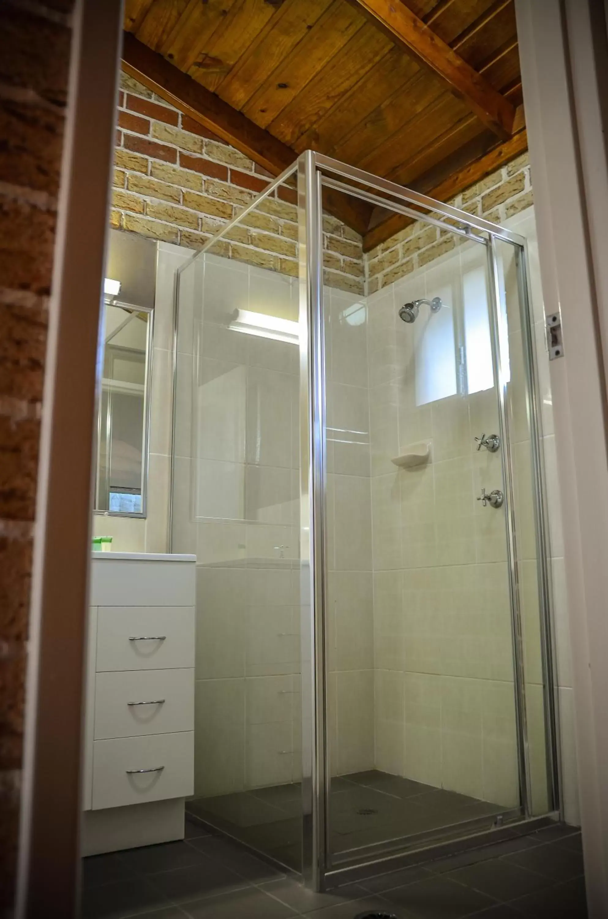 Shower, Bathroom in Beenleigh Village Motel