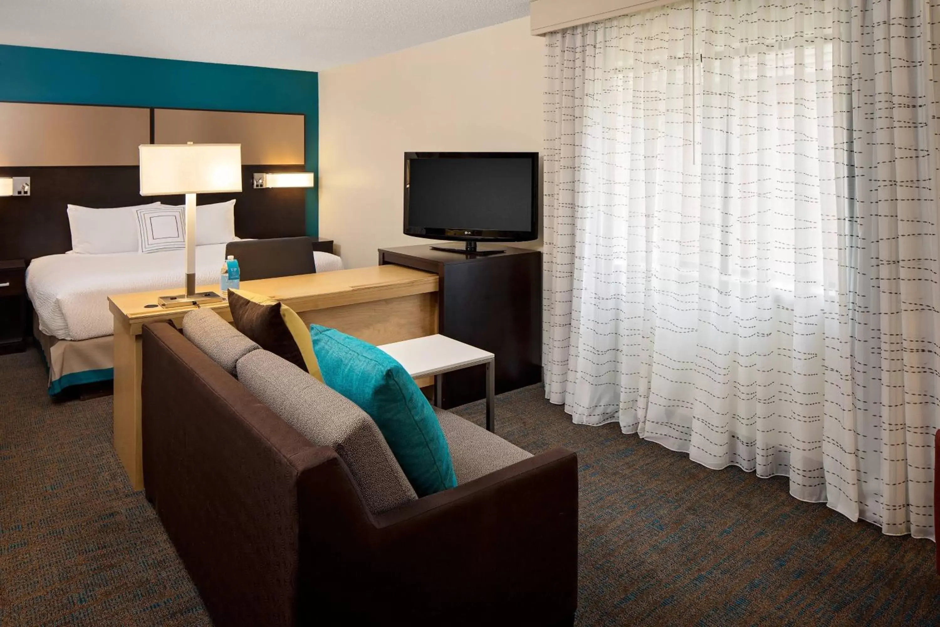 Living room, TV/Entertainment Center in Residence Inn Cherry Hill Philadelphia