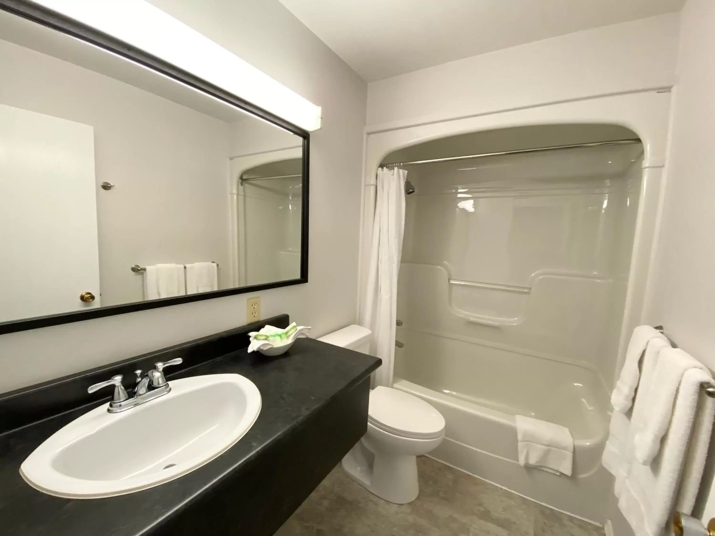 Bathroom in New Age Inn - Voyageur
