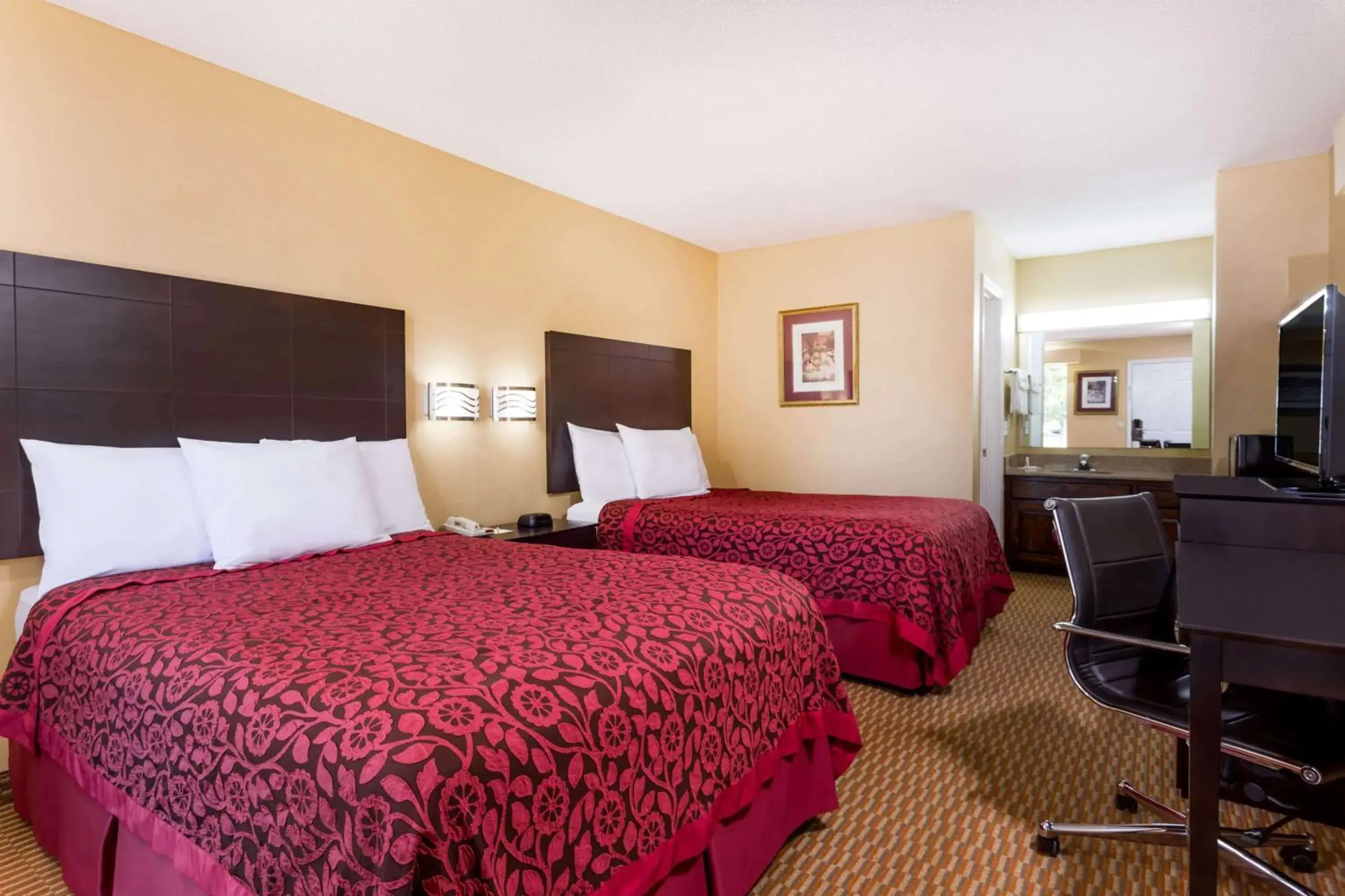 Photo of the whole room, Bed in Days Inn by Wyndham Simpsonville