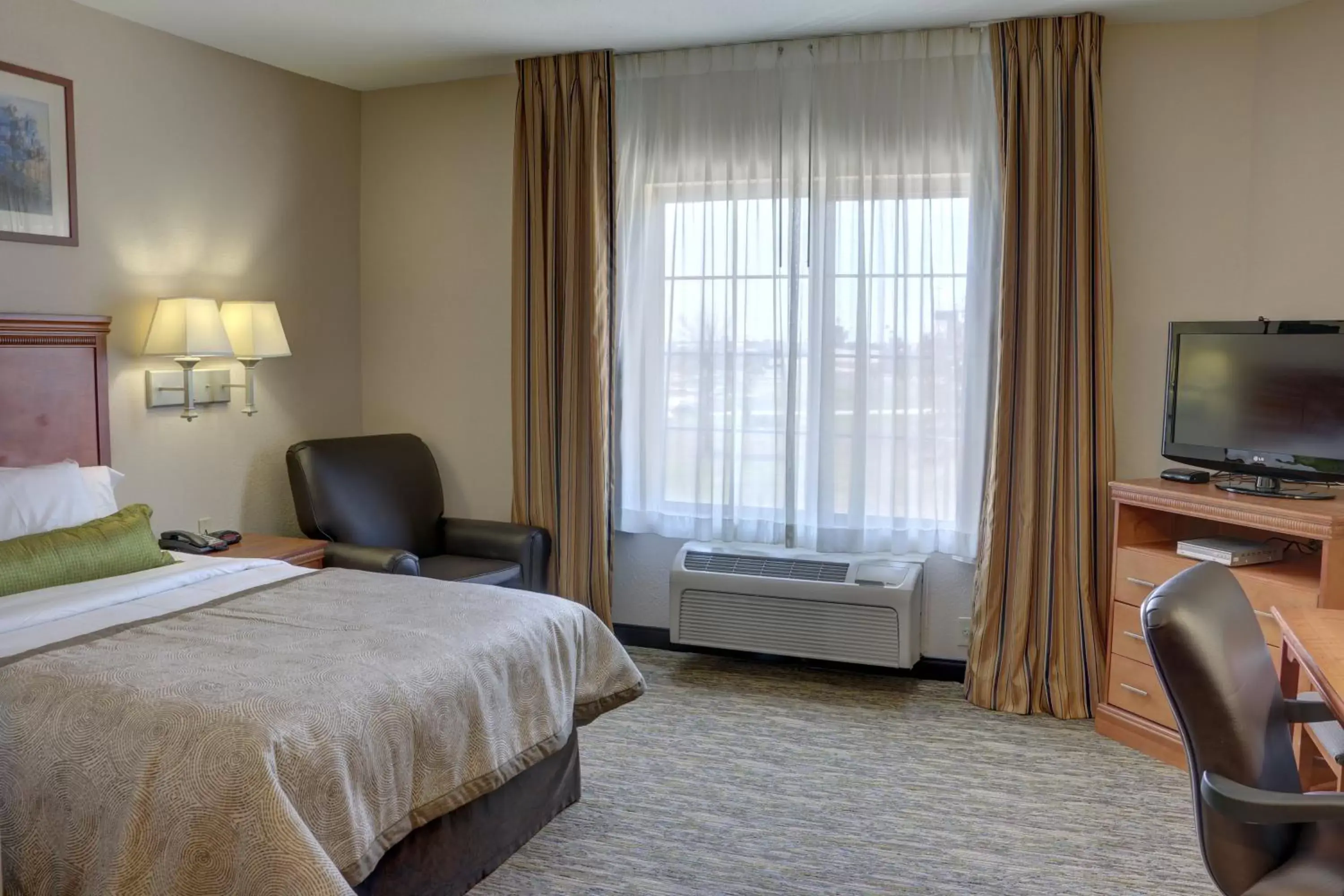 Photo of the whole room, TV/Entertainment Center in Candlewood Suites Texarkana, an IHG Hotel