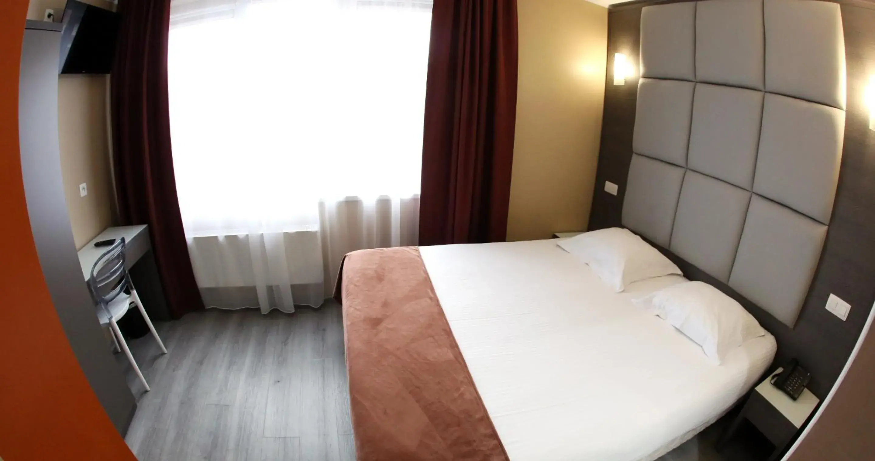Bed in Hotel Phenix