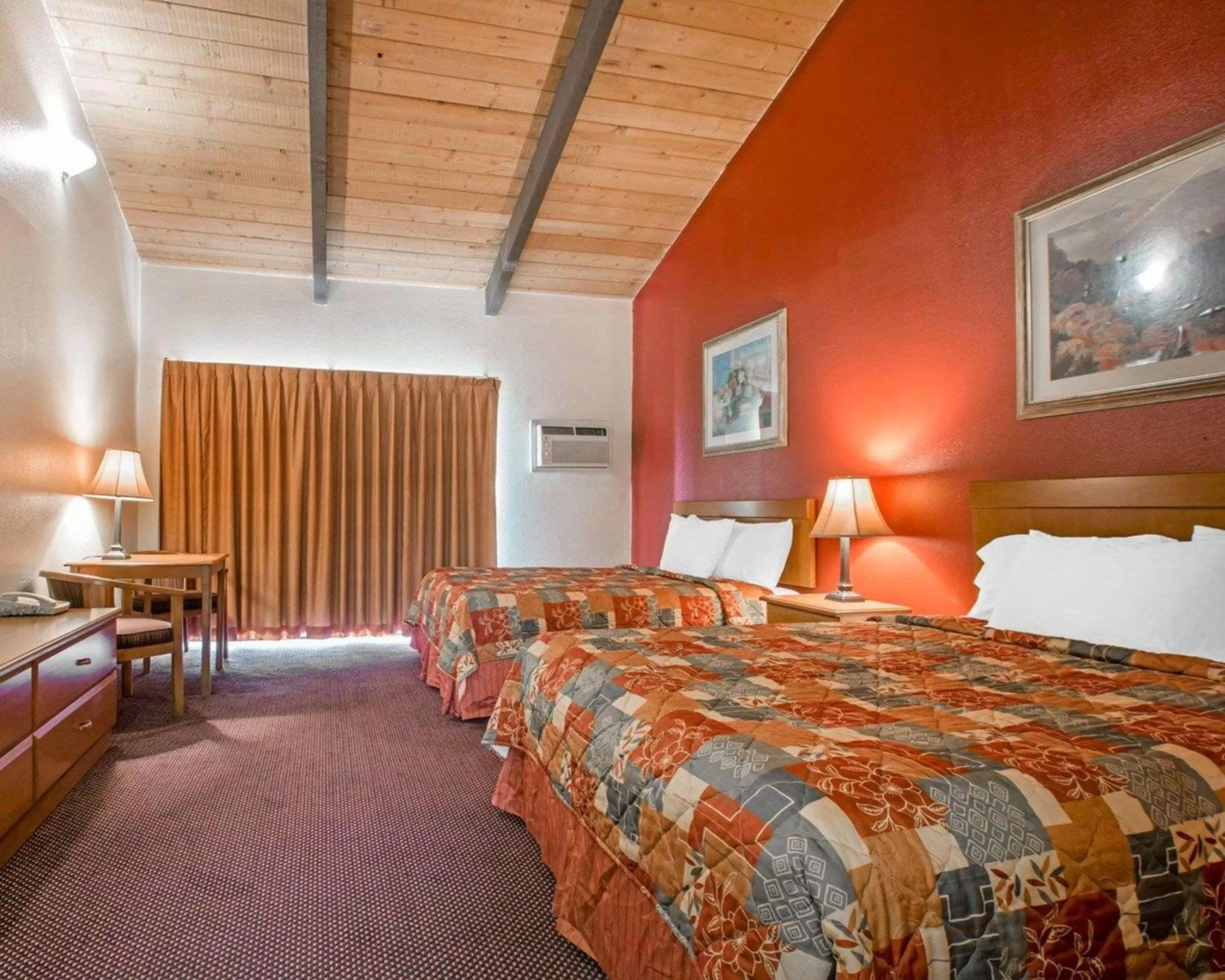 Photo of the whole room, Bed in Rodeway Inn Fallbrook Downtown