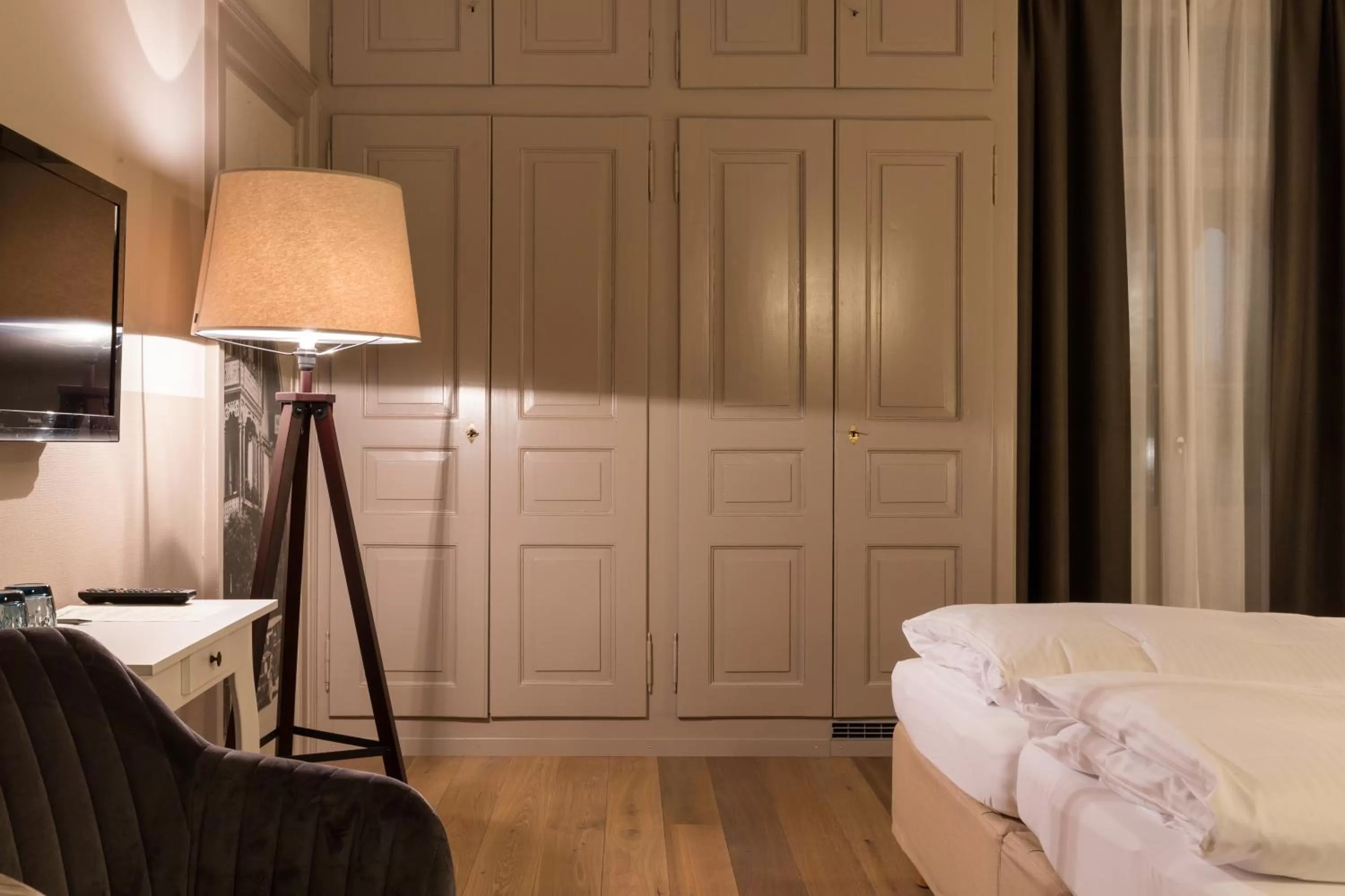 wardrobe, Bed in Hotel Emmental