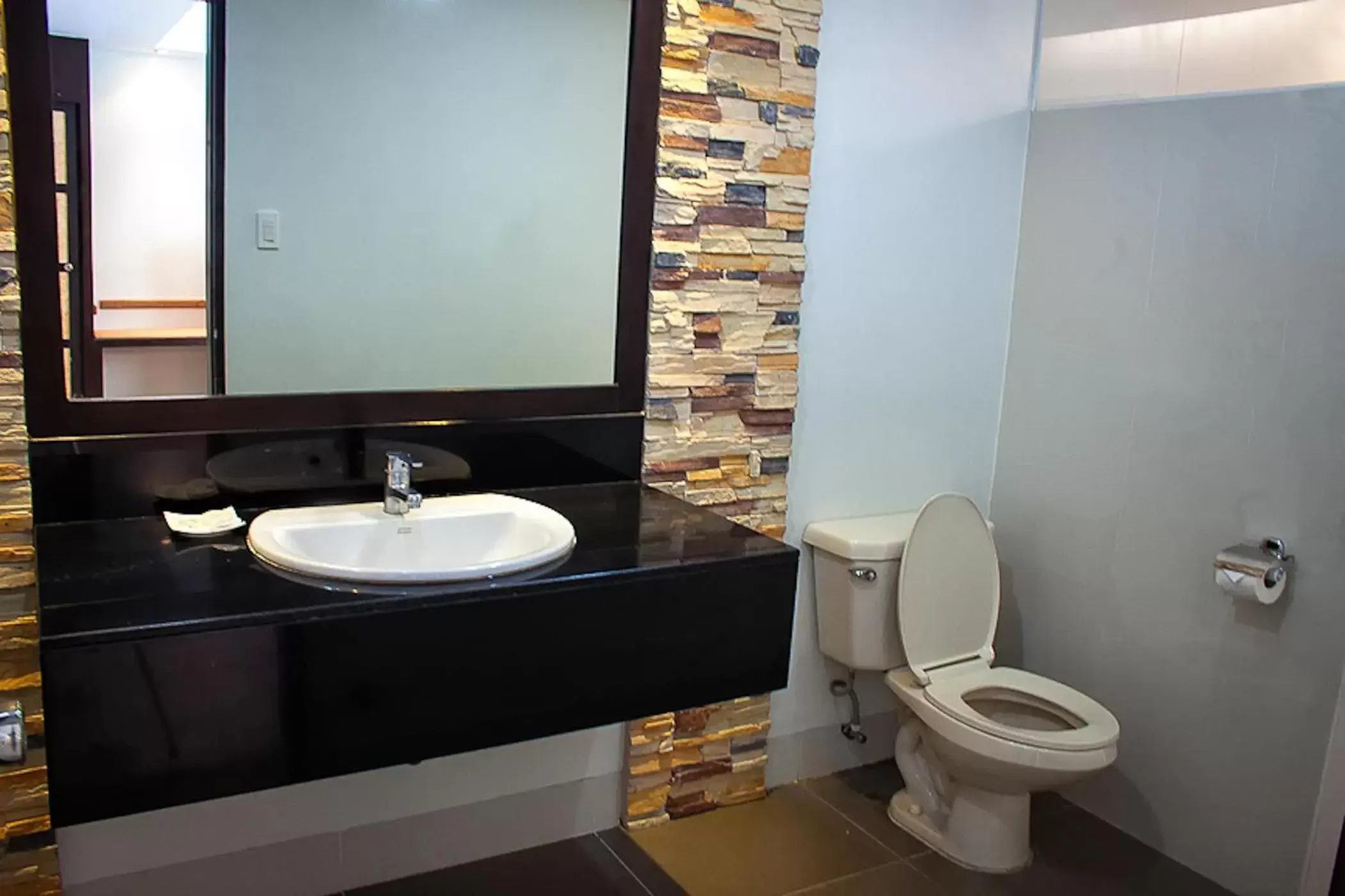 Bathroom in Circle Inn Hotel and Suites Bacolod