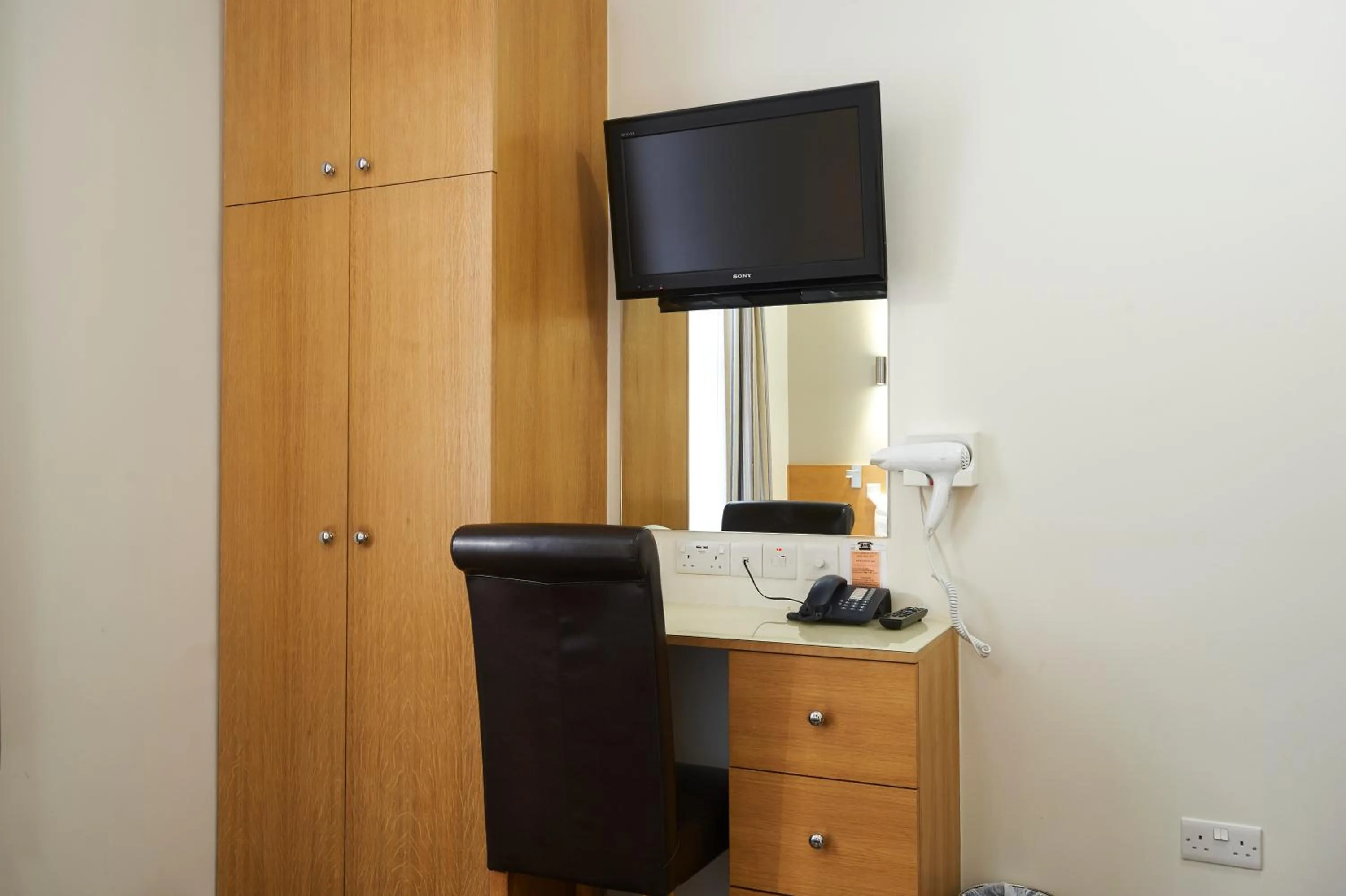 TV and multimedia in Luna And Simone Hotel