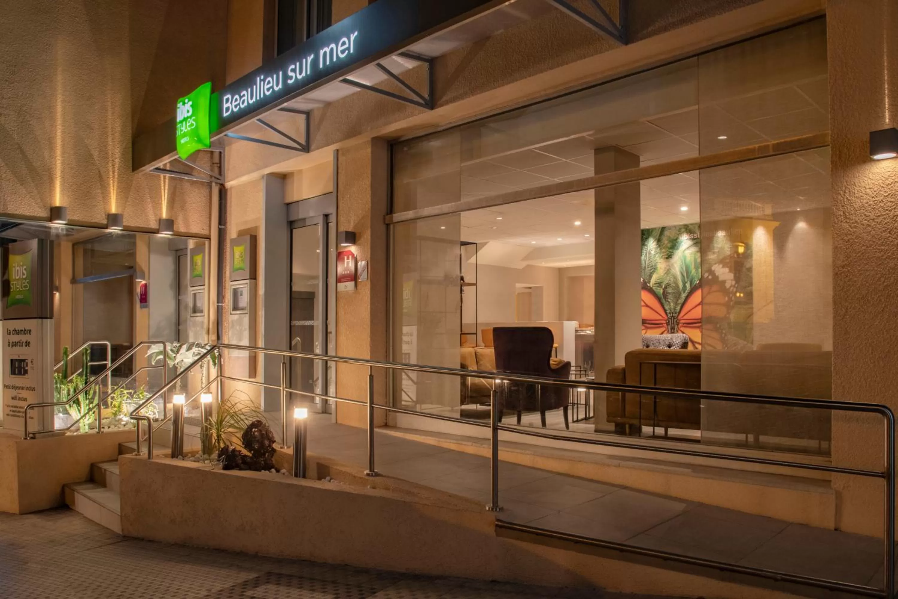 Facade/entrance in ibis Styles Beaulieu sur Mer