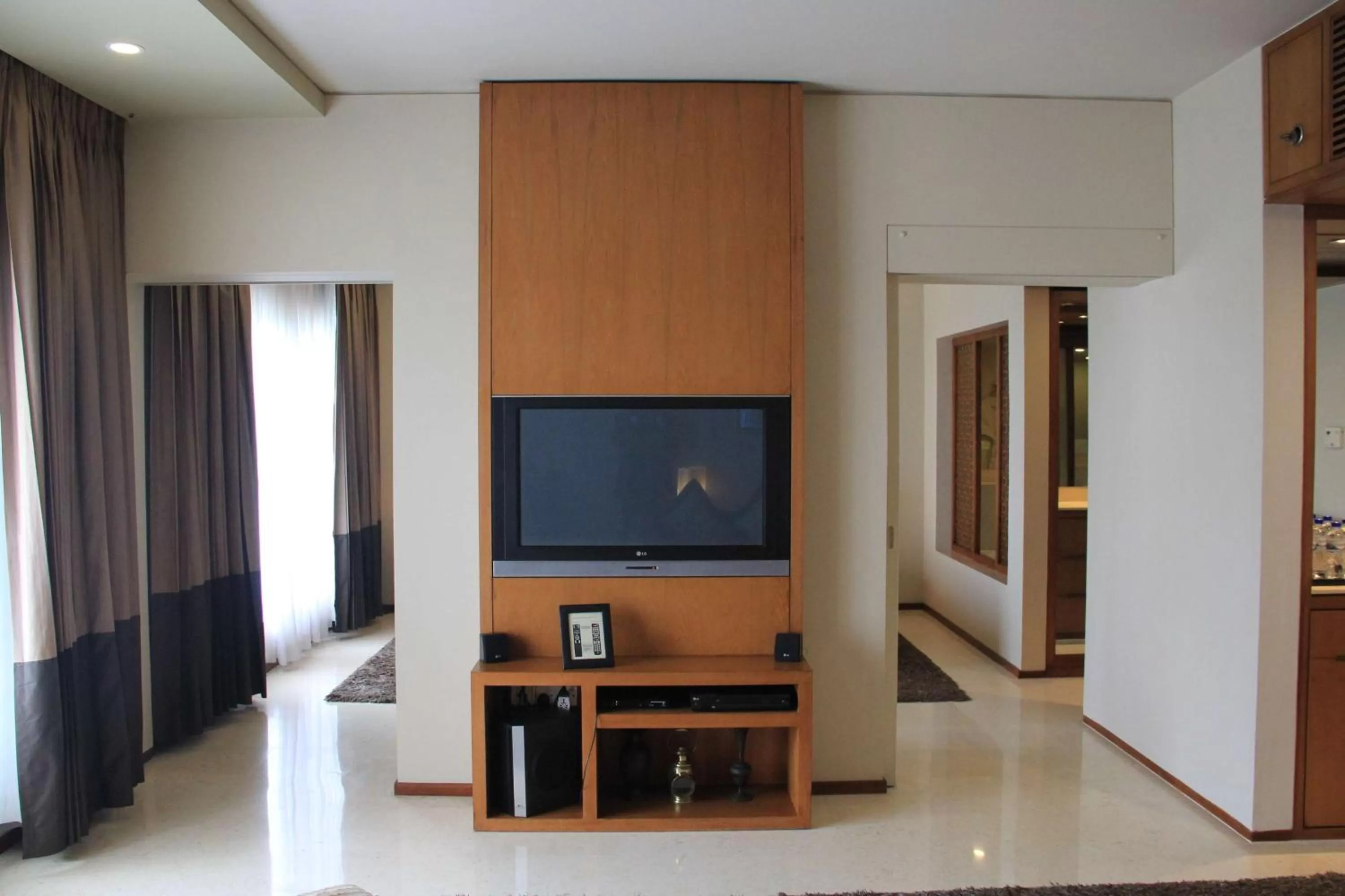 TV and multimedia in Radisson Blu Dhaka Water Garden