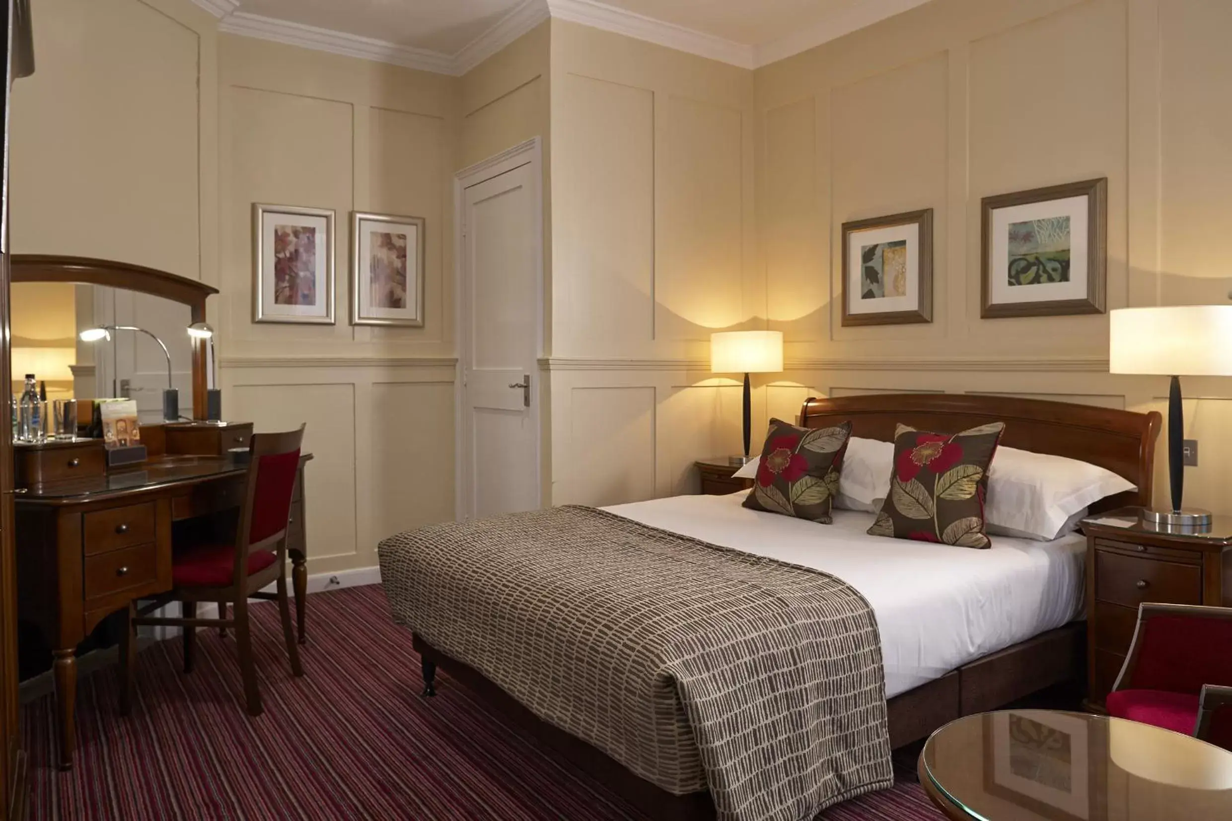 Photo of the whole room, Bed in Sir Christopher Wren Hotel