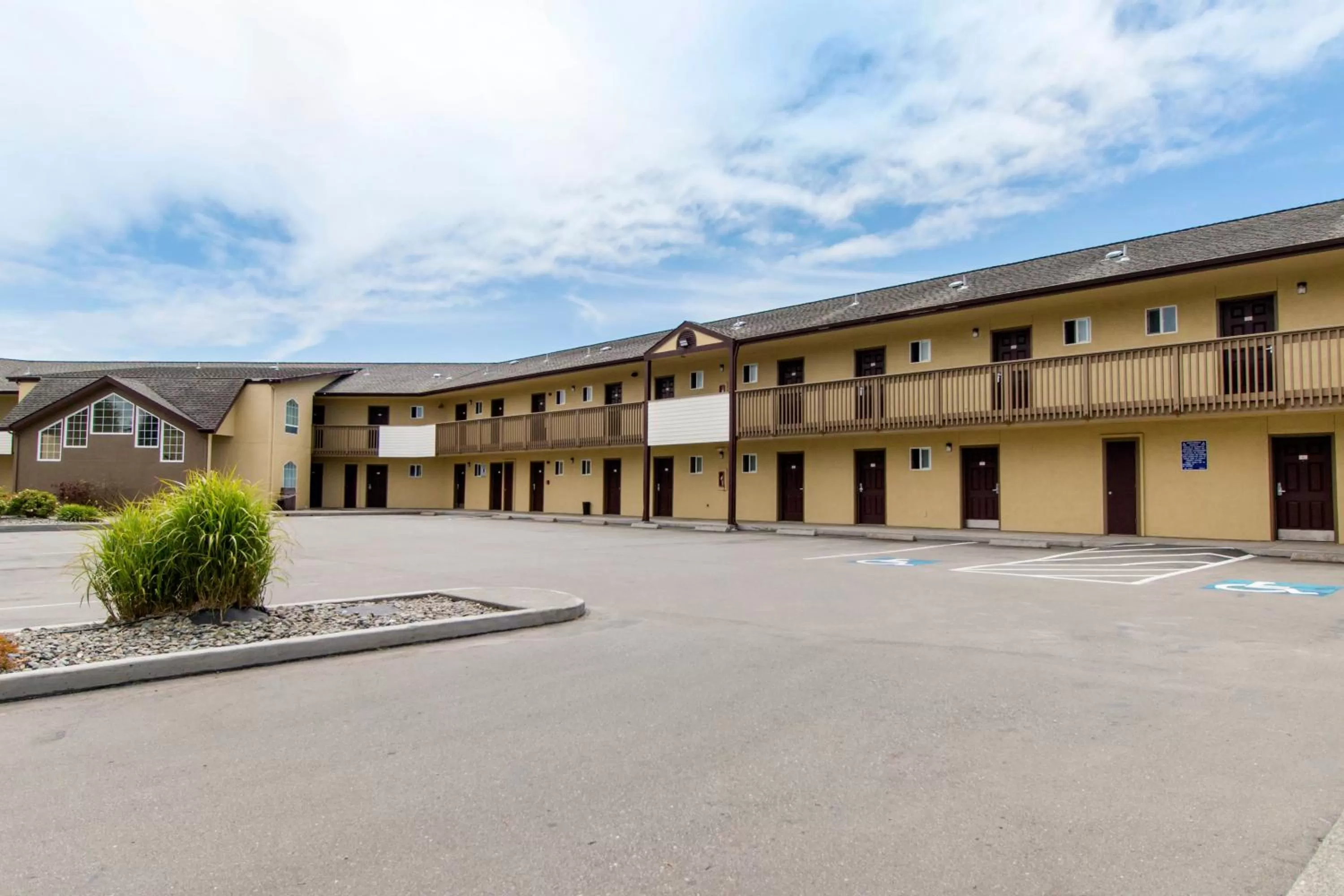 Property building in Anchor Beach Inn