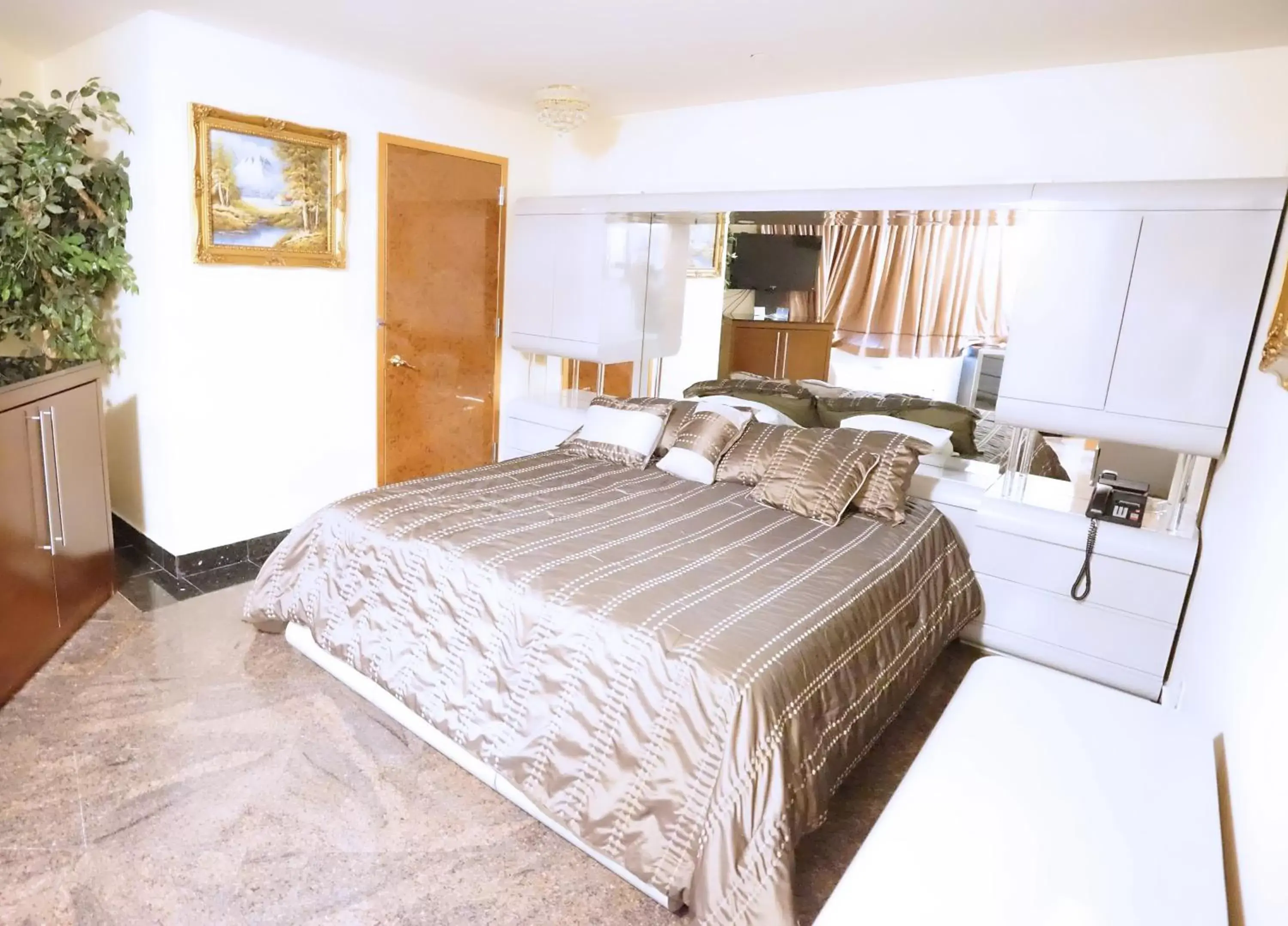 Bedroom, Bed in Paris Suites Hotel