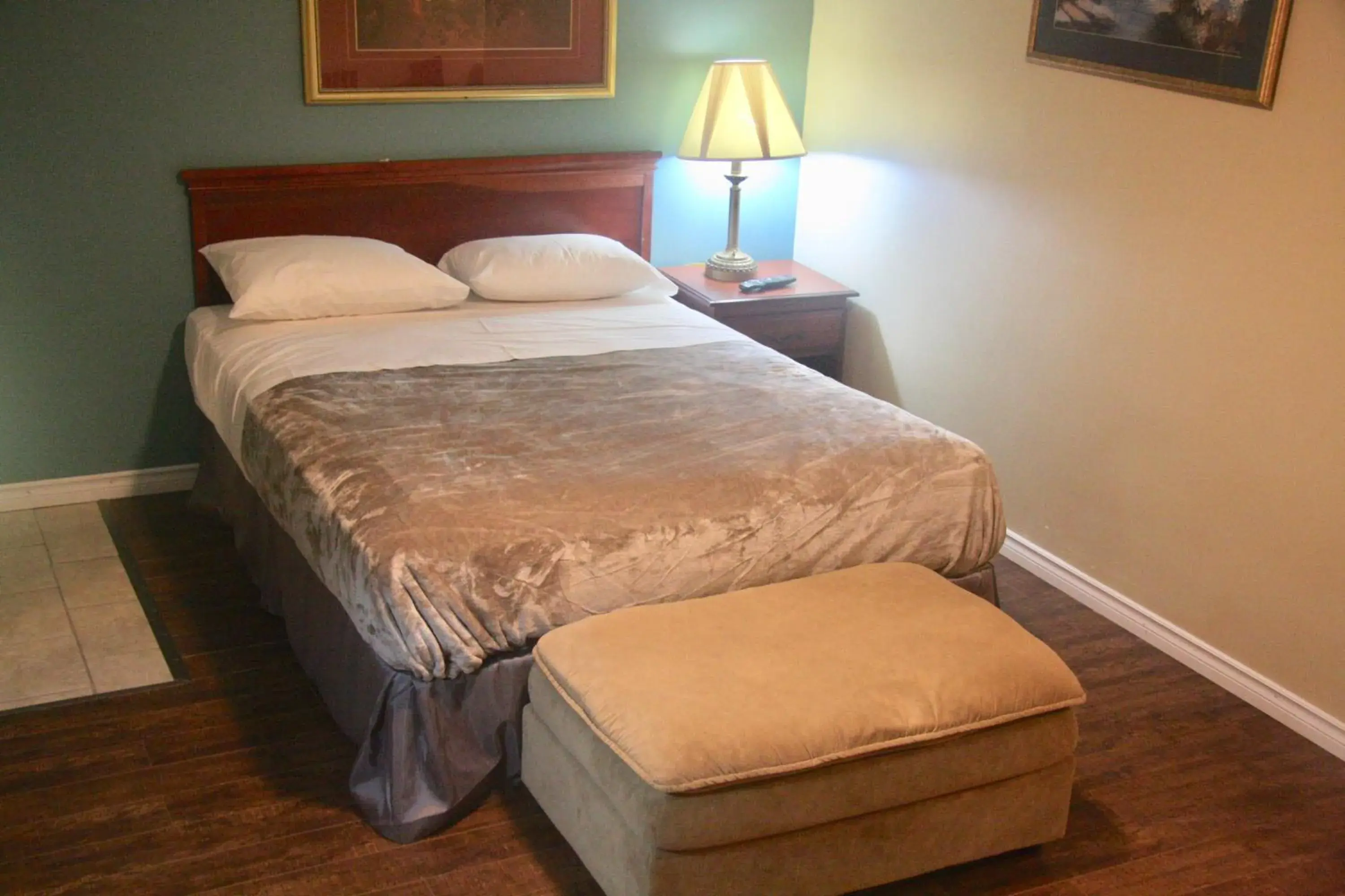 Bed in American Plaza Motel