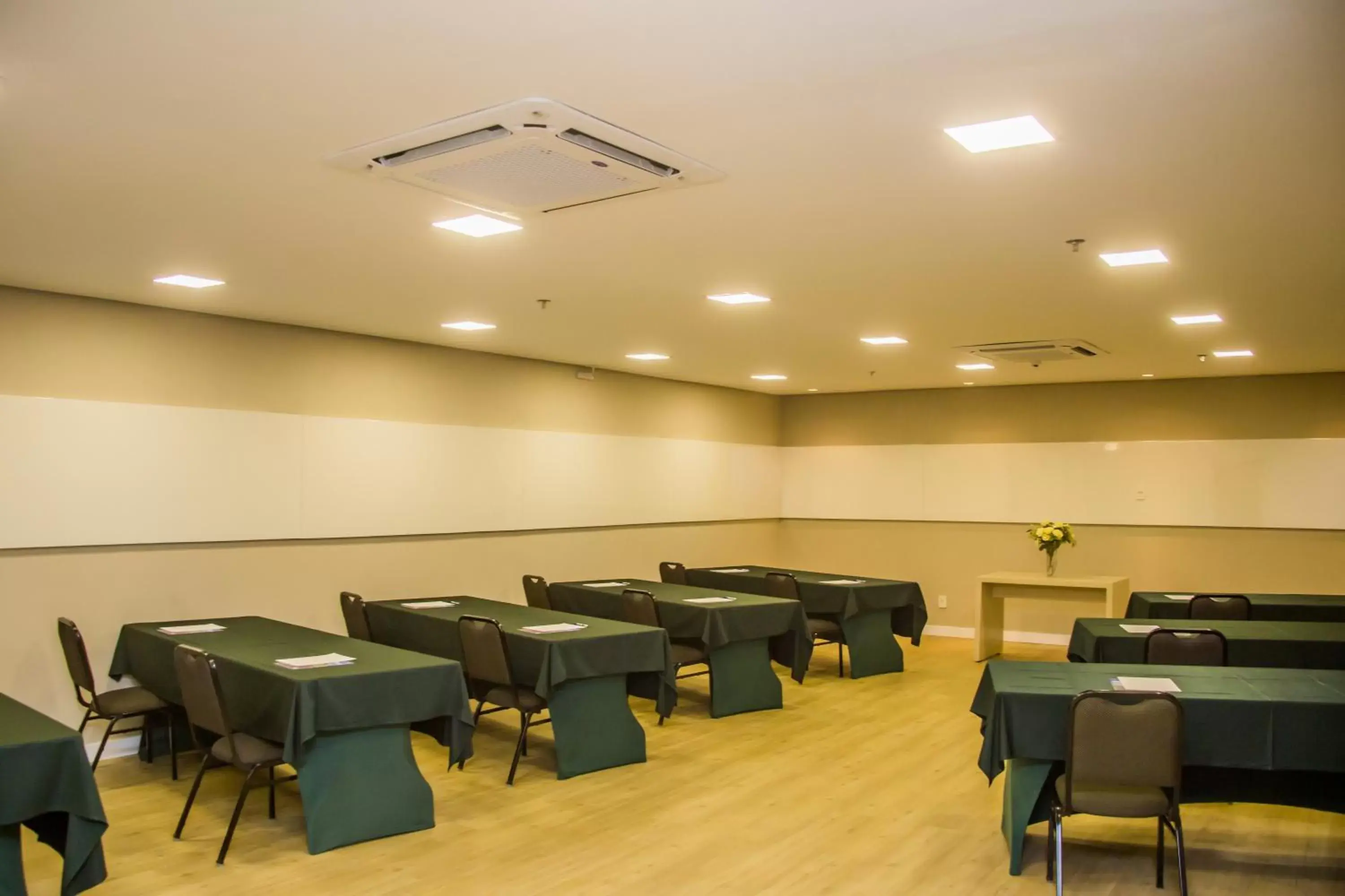 Meeting/conference room in Holiday Inn Express Maceió, an IHG Hotel