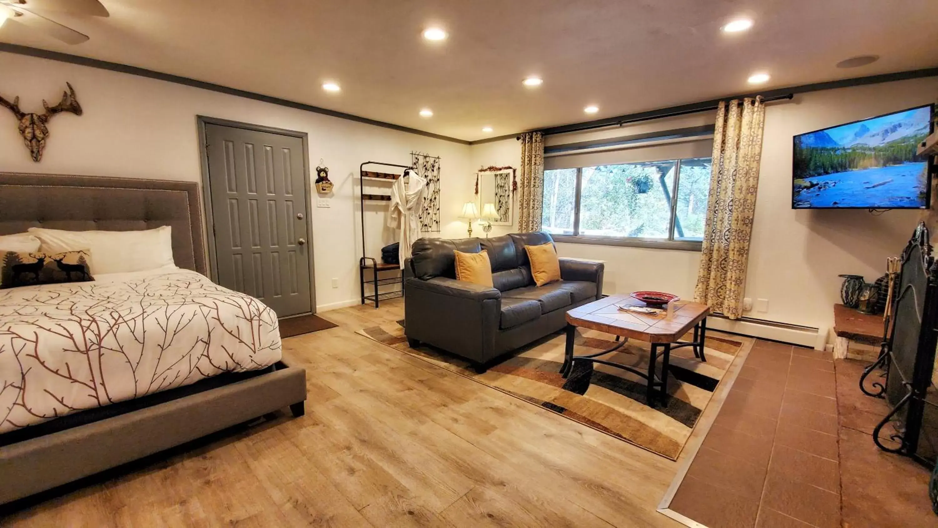 Communal lounge/ TV room in The Inn on Fall River & Fall River Cabins