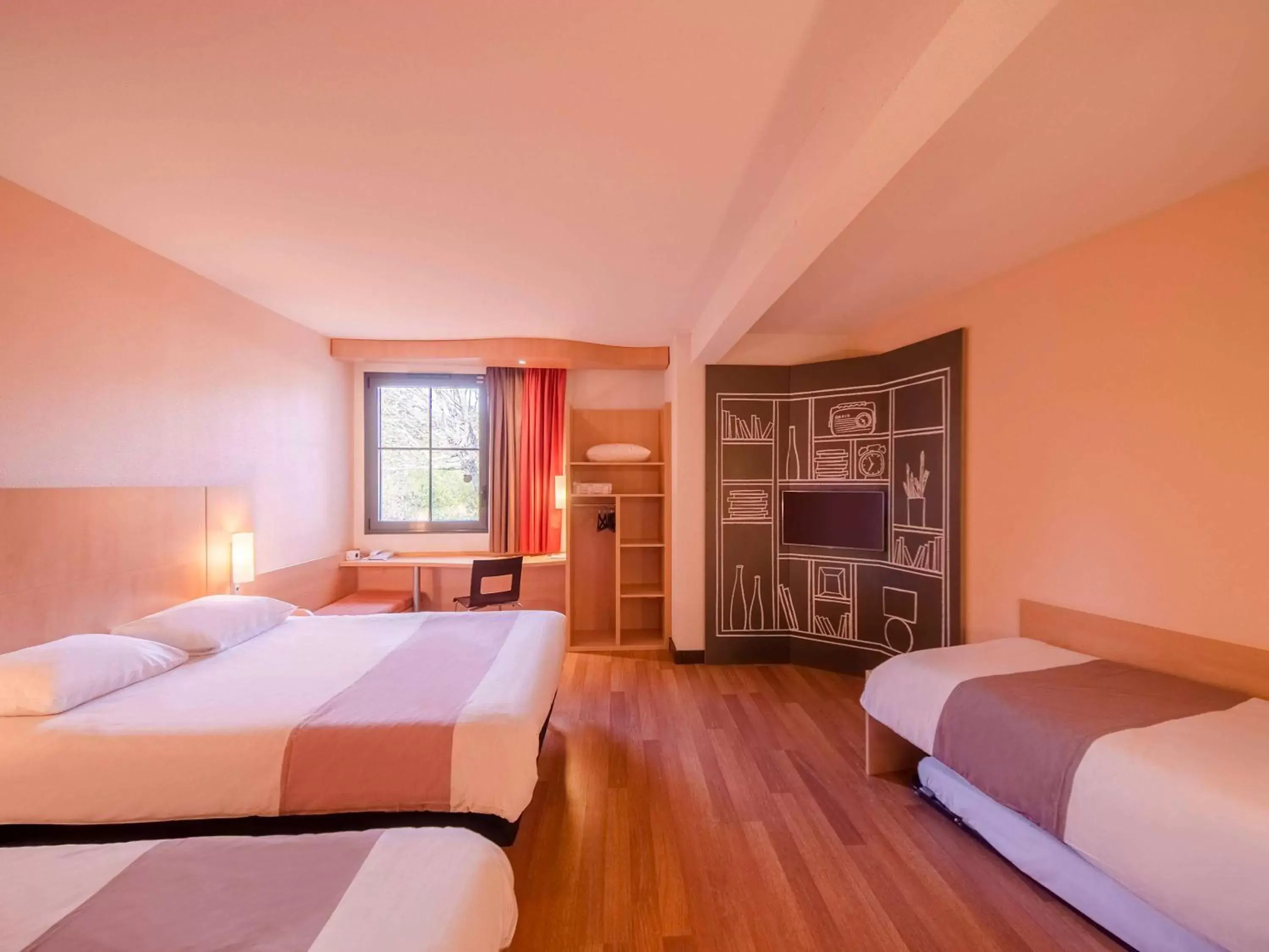 Photo of the whole room, Bed in Ibis Sarlat Centre