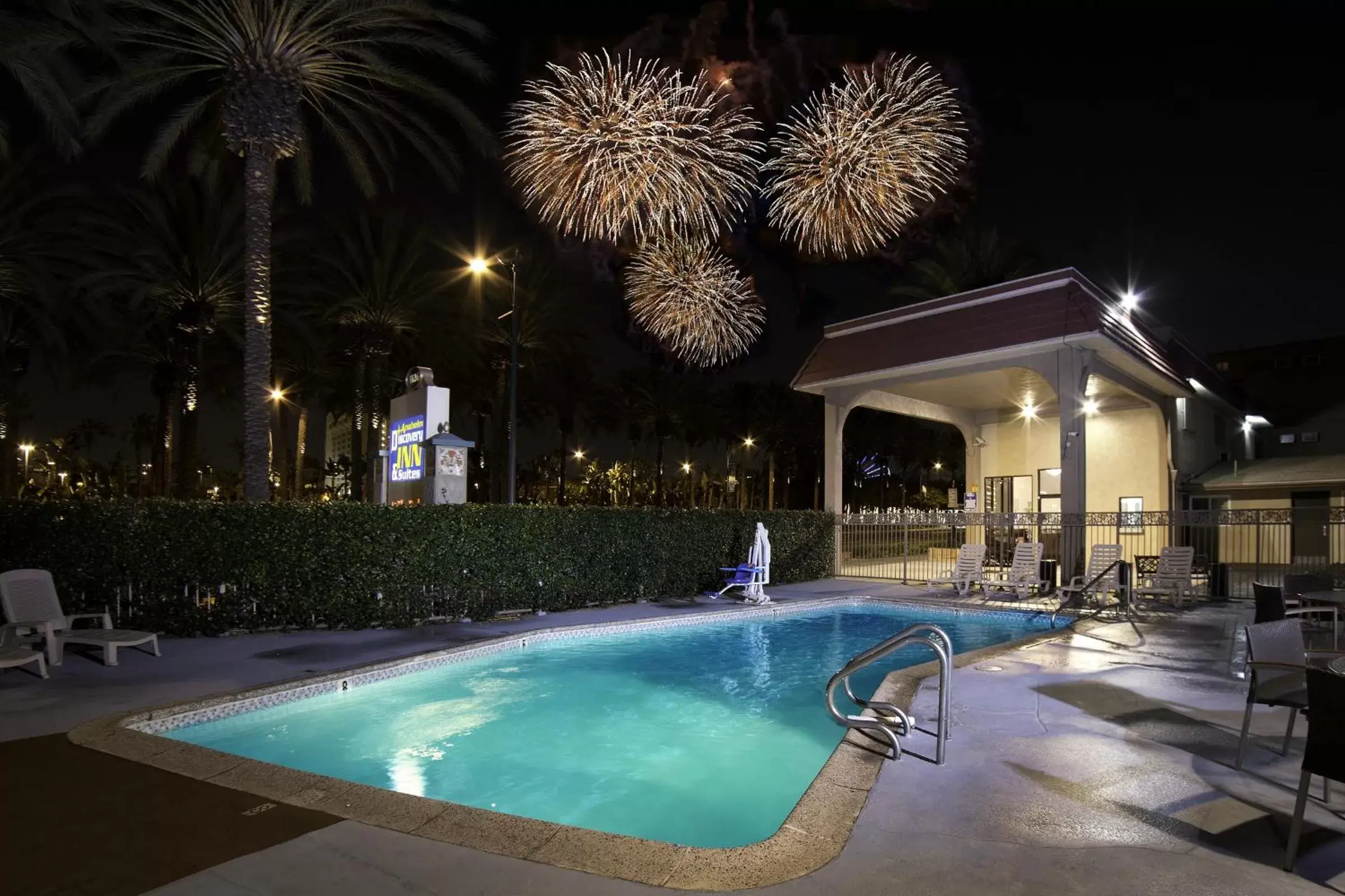 Swimming Pool in Anaheim Discovery Inn and Suites