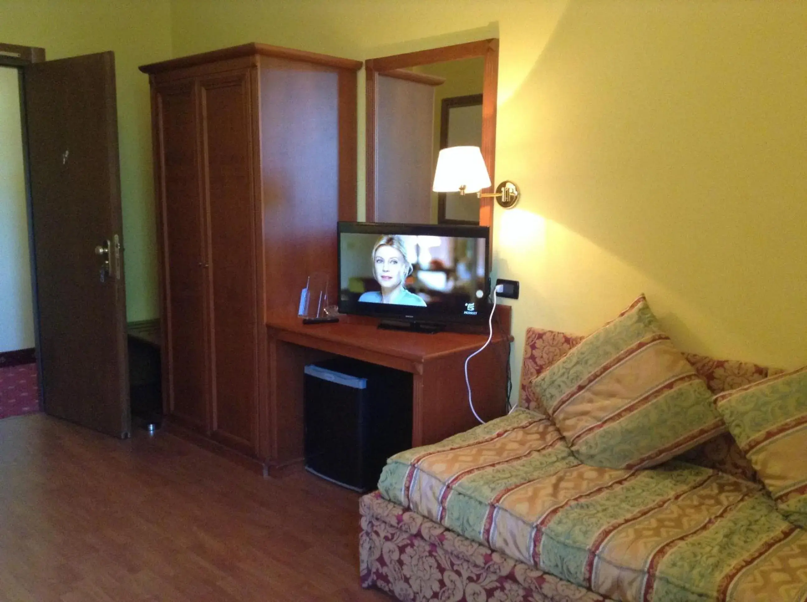 Bed, TV/Entertainment Center in Hotel Cinzia Ristorante