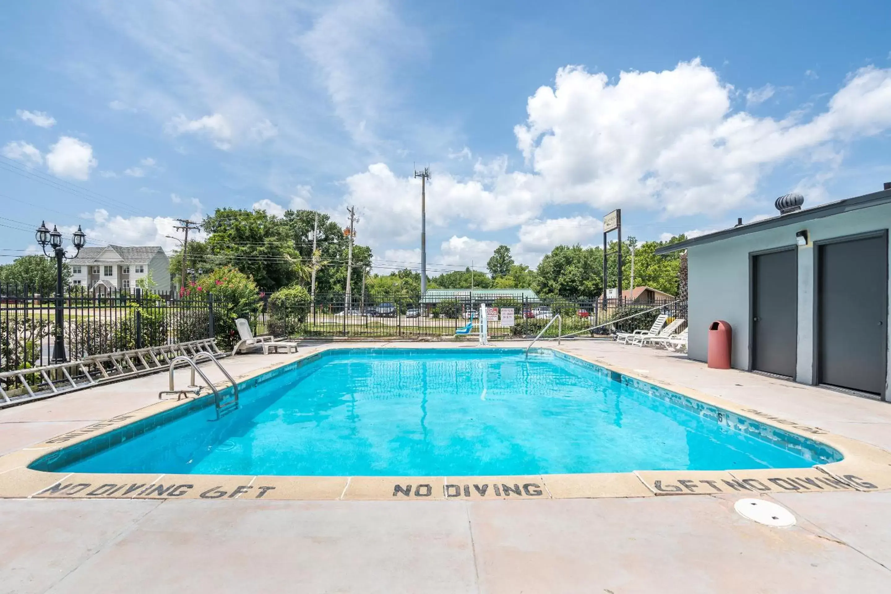 Swimming Pool in OYO Hotel Shreveport Airport North