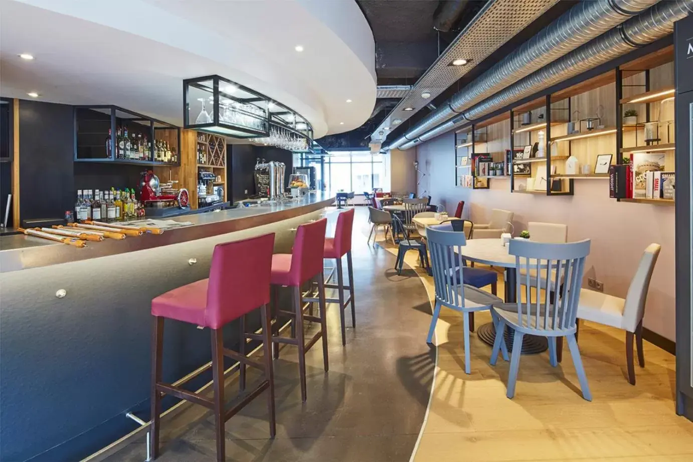 Restaurant/places to eat, Lounge/Bar in Holiday Inn Express - Le Havre Centre