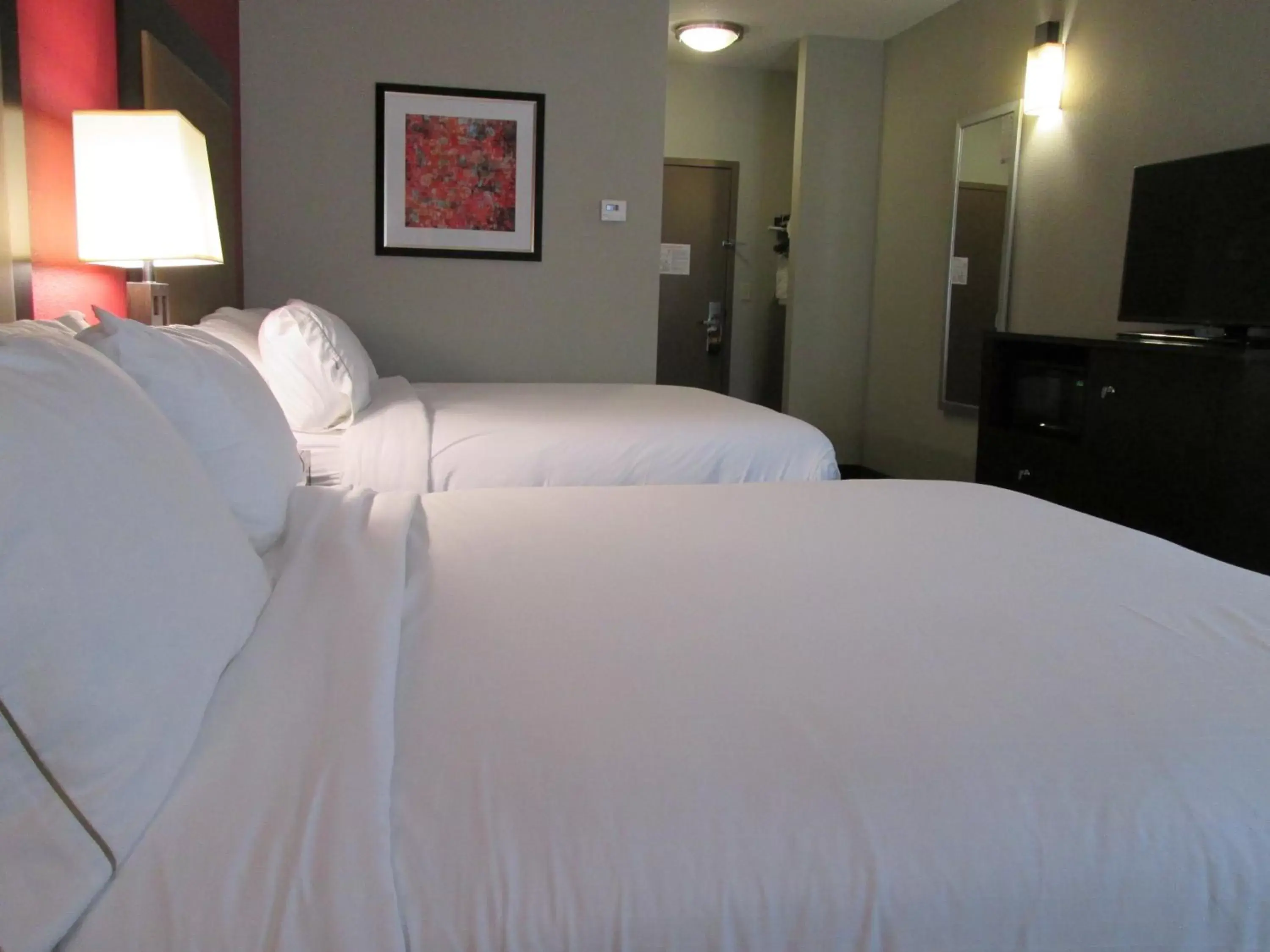 Bed in Holiday Inn Express Cloverdale - Greencastle, an IHG Hotel