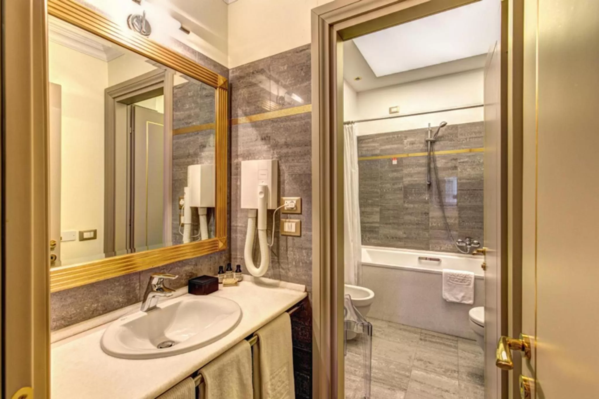 Bathroom in Palazzo Porta Romana Hotel