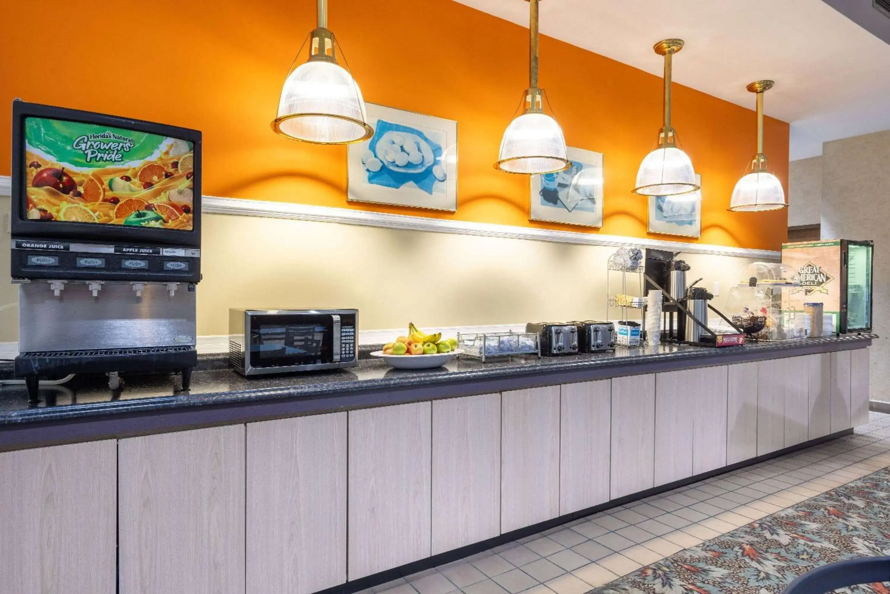 Breakfast in Howard Johnson by Wyndham Salem Hotel & Conference Center Breakfast in Howard Johnson by Wyndham Salem Hotel & Conference Center