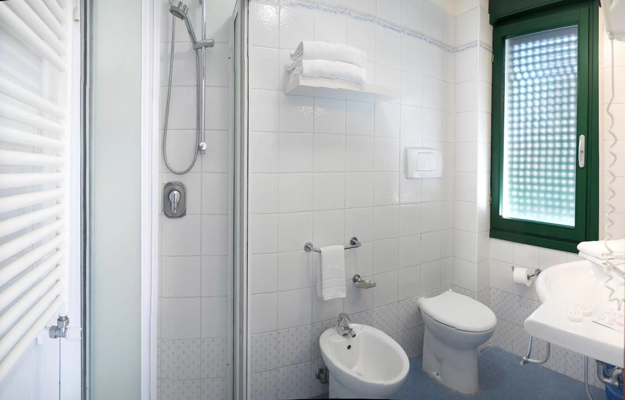 Shower in Hotel Panorama