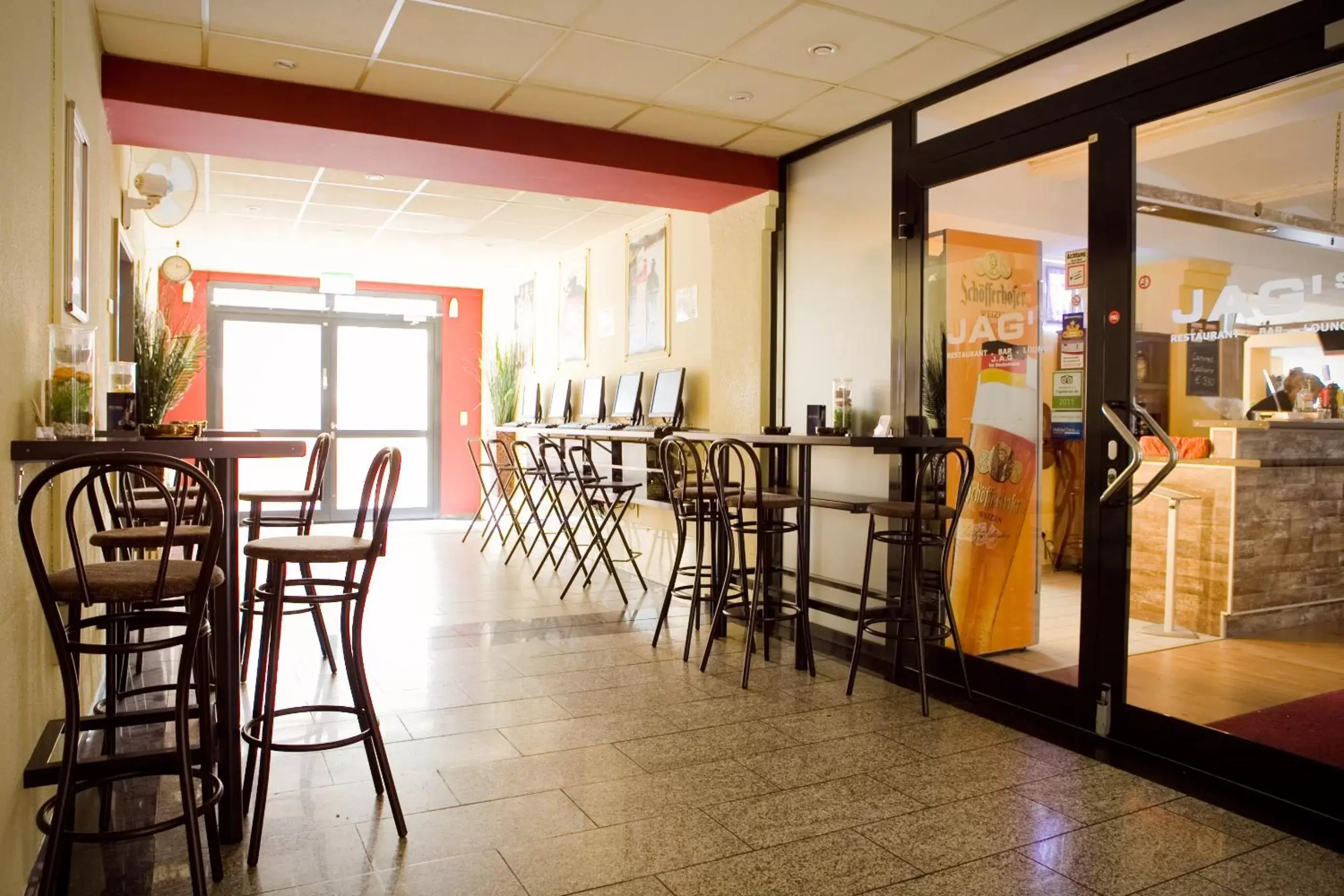 Lounge or bar, Restaurant/Places to Eat in Singer109 Hotel & Hostel