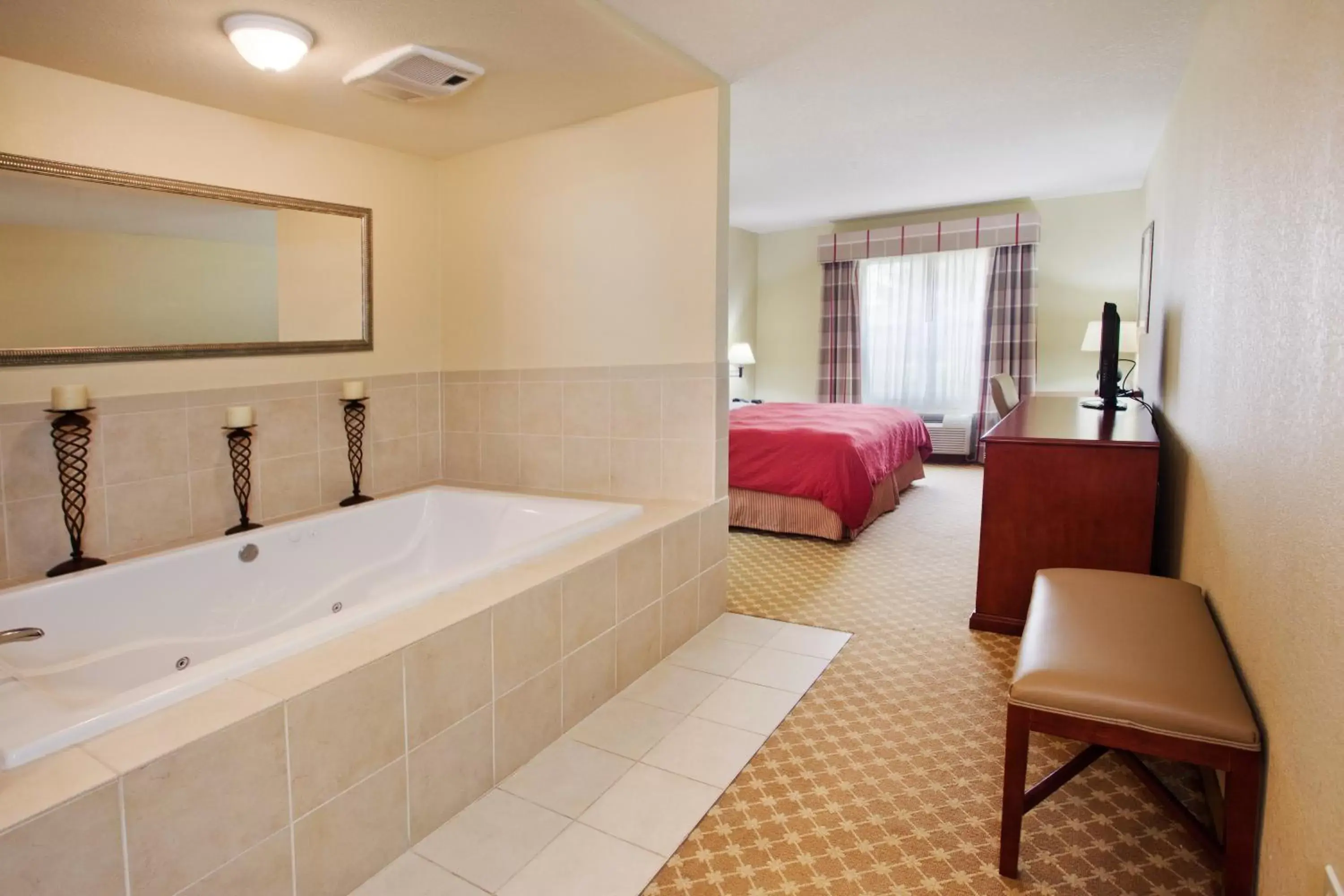 Photo of the whole room, Bathroom in Country Inn & Suites by Radisson, Macon North, GA