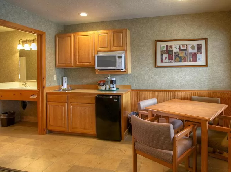 Kitchen or kitchenette in Poulsbo Inn & Suites