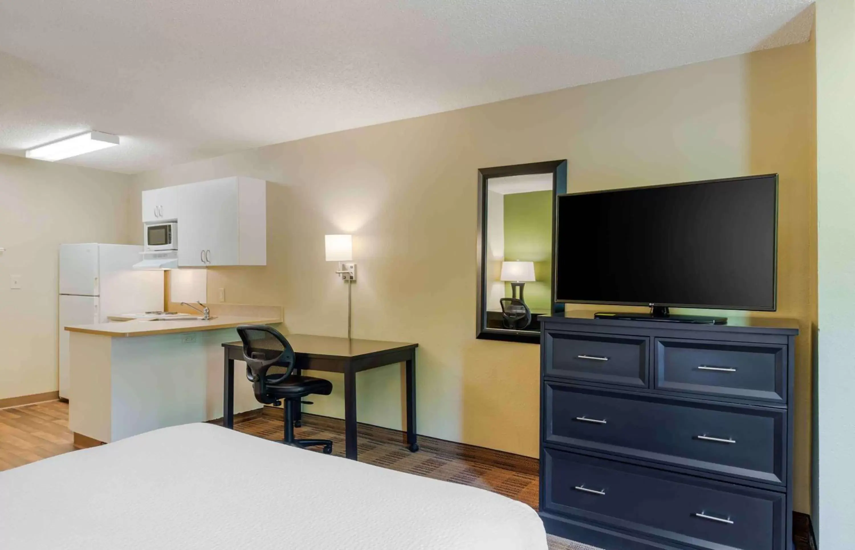 Bedroom, TV/Entertainment Center in Extended Stay America Suites - Atlanta - Marietta - Windy Hill