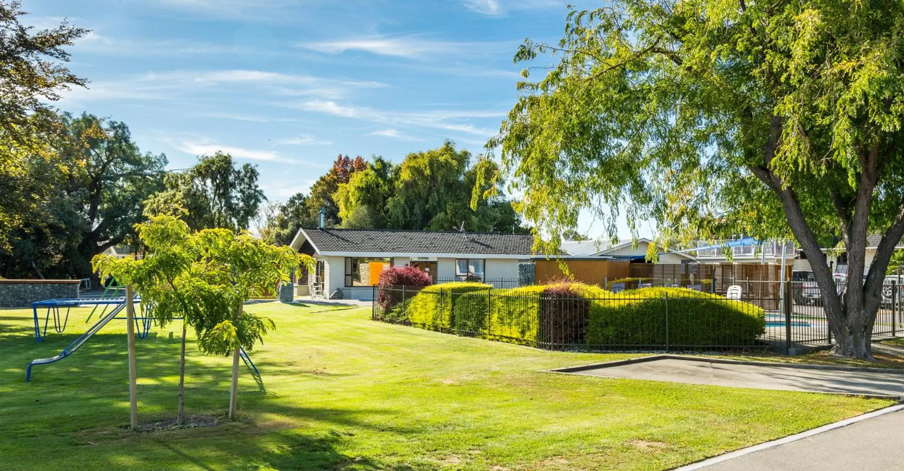 Property building, Garden in Cherylea Motel